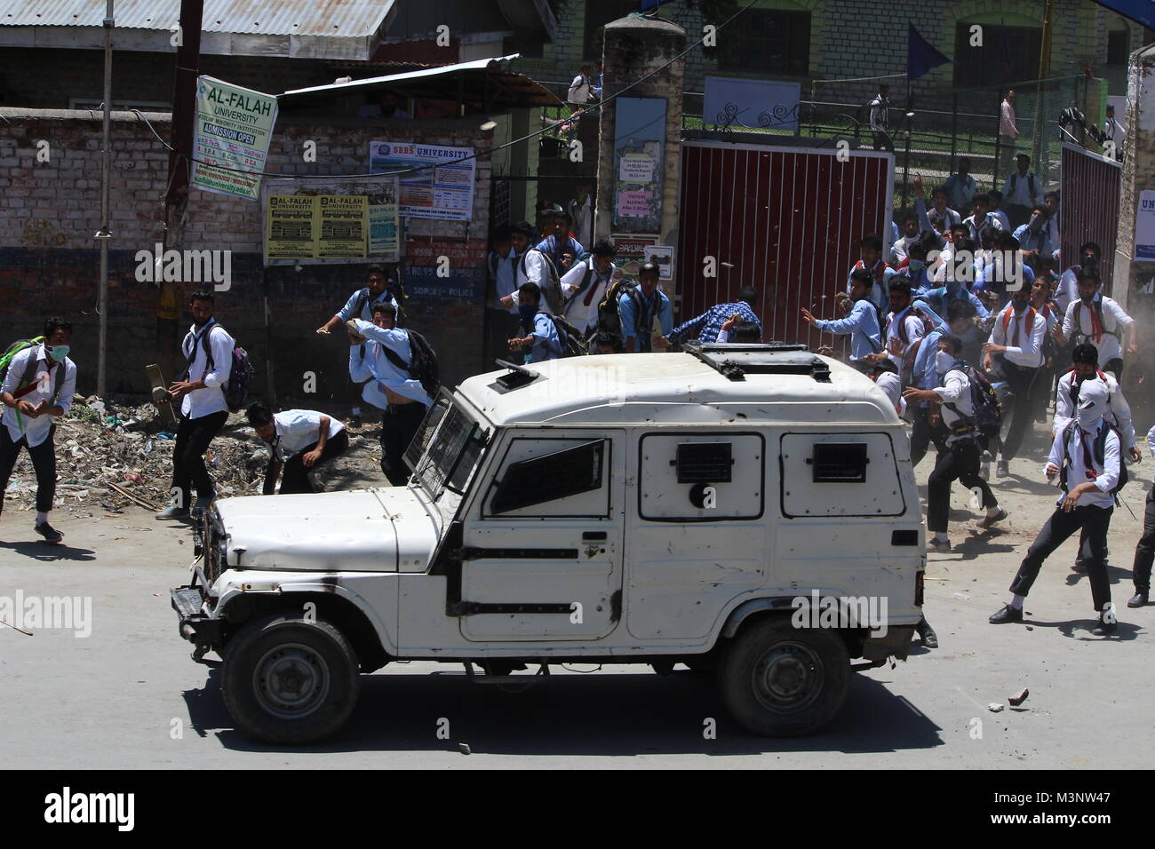 Kaschmir Studenten Protest von Stein bewerfen Polizei mit Jeep, Sopore, Kaschmir, Indien, Asien Stockfoto