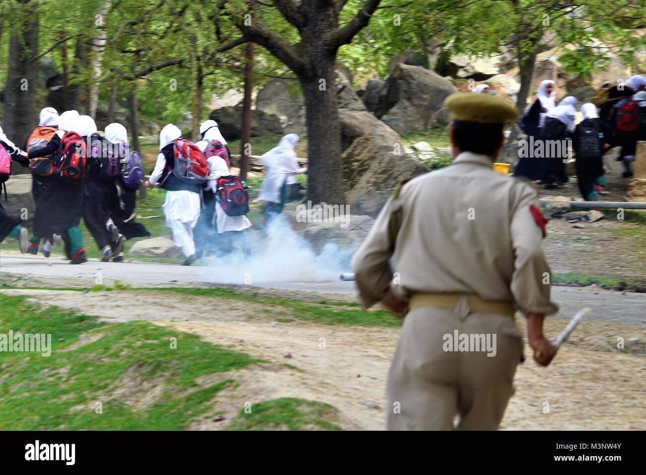 Polizist nach Kaschmir Studenten protestieren, Kaschmir, Indien, Asien Stockfoto