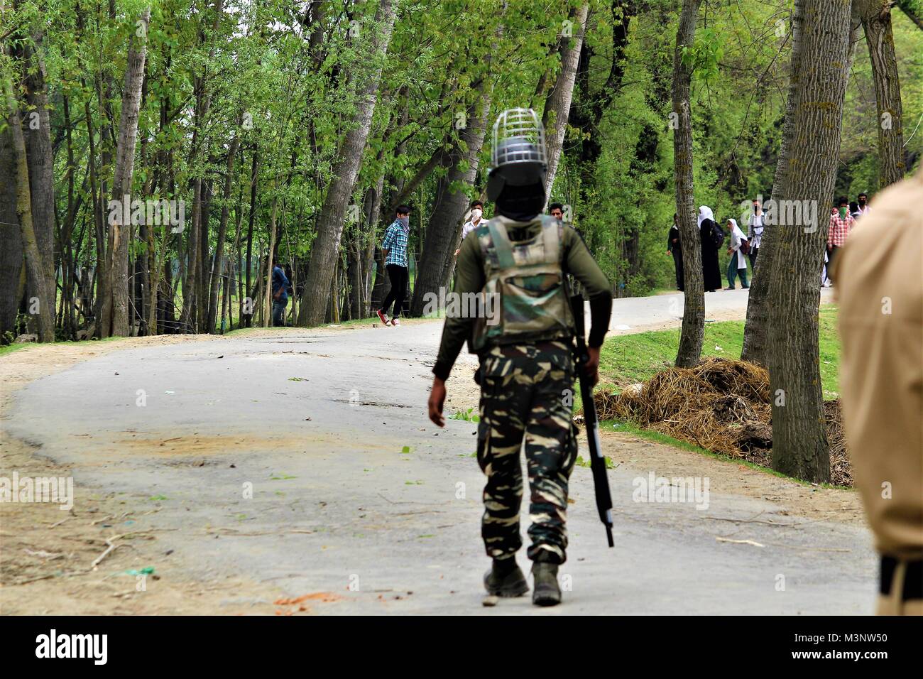 Polizisten, die Kaschmirischen Studenten protestieren, Kaschmir, Indien, Asien Stockfoto