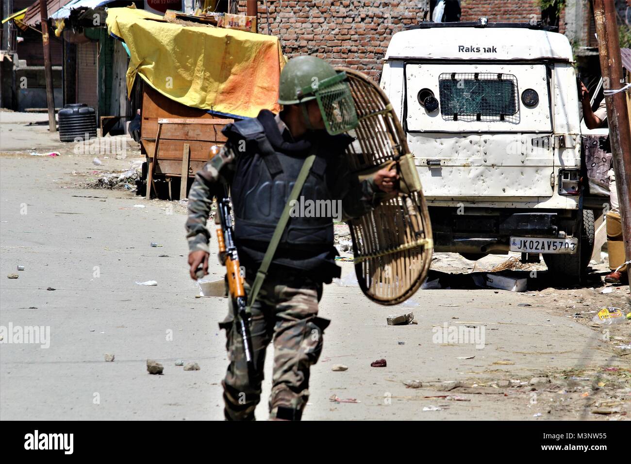 Polizisten mit automatischen Gewehr in Sopore, Kaschmir, Indien, Asien Stockfoto