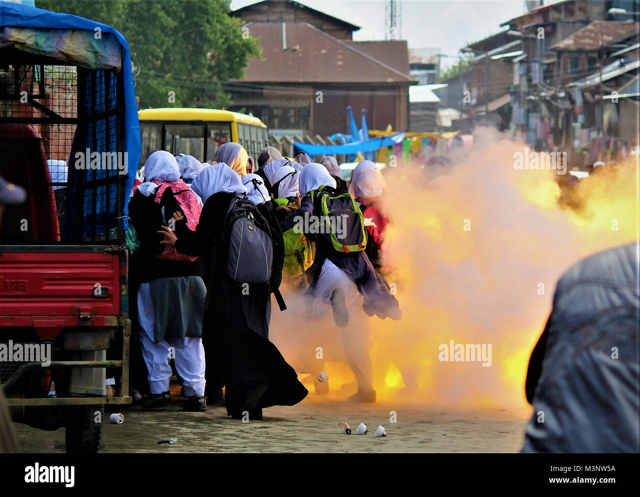 Shell Gas explodiert in der Nähe von Kaschmir Studenten protestieren, Kaschmir, Indien, Asien reißen Stockfoto