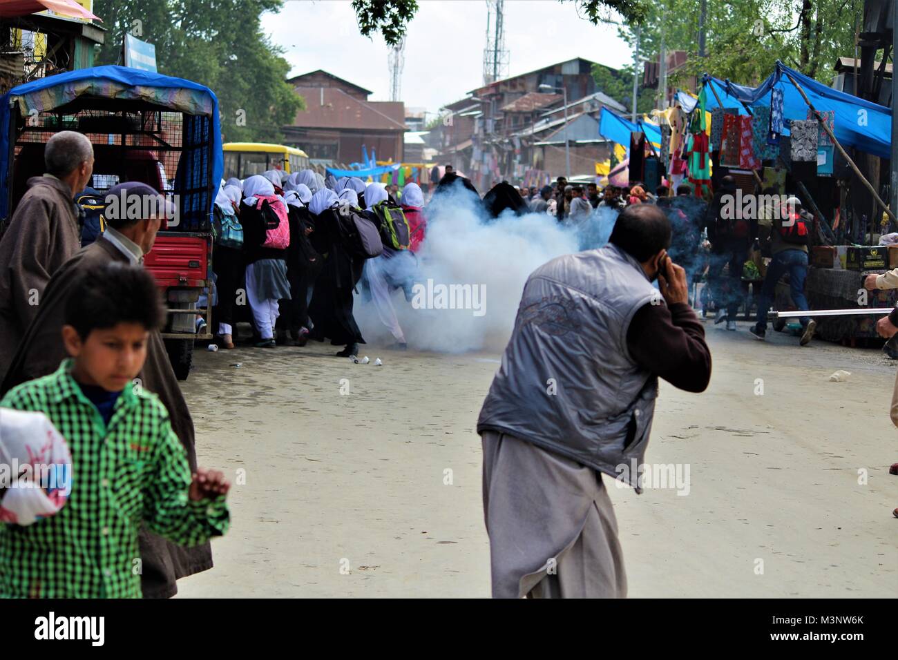 Tränengas shell explodiert in der Nähe von Kaschmir Studenten protestieren, Kaschmir, Indien, Asien Stockfoto
