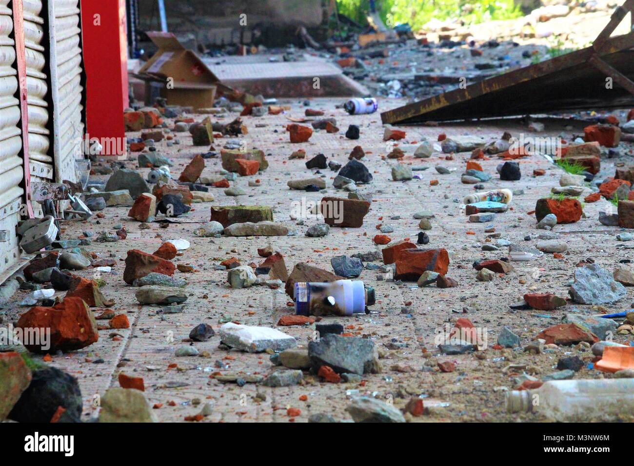 Steine geworfen von Kaschmir Studenten protestieren, Kaschmir, Indien, Asien Stockfoto