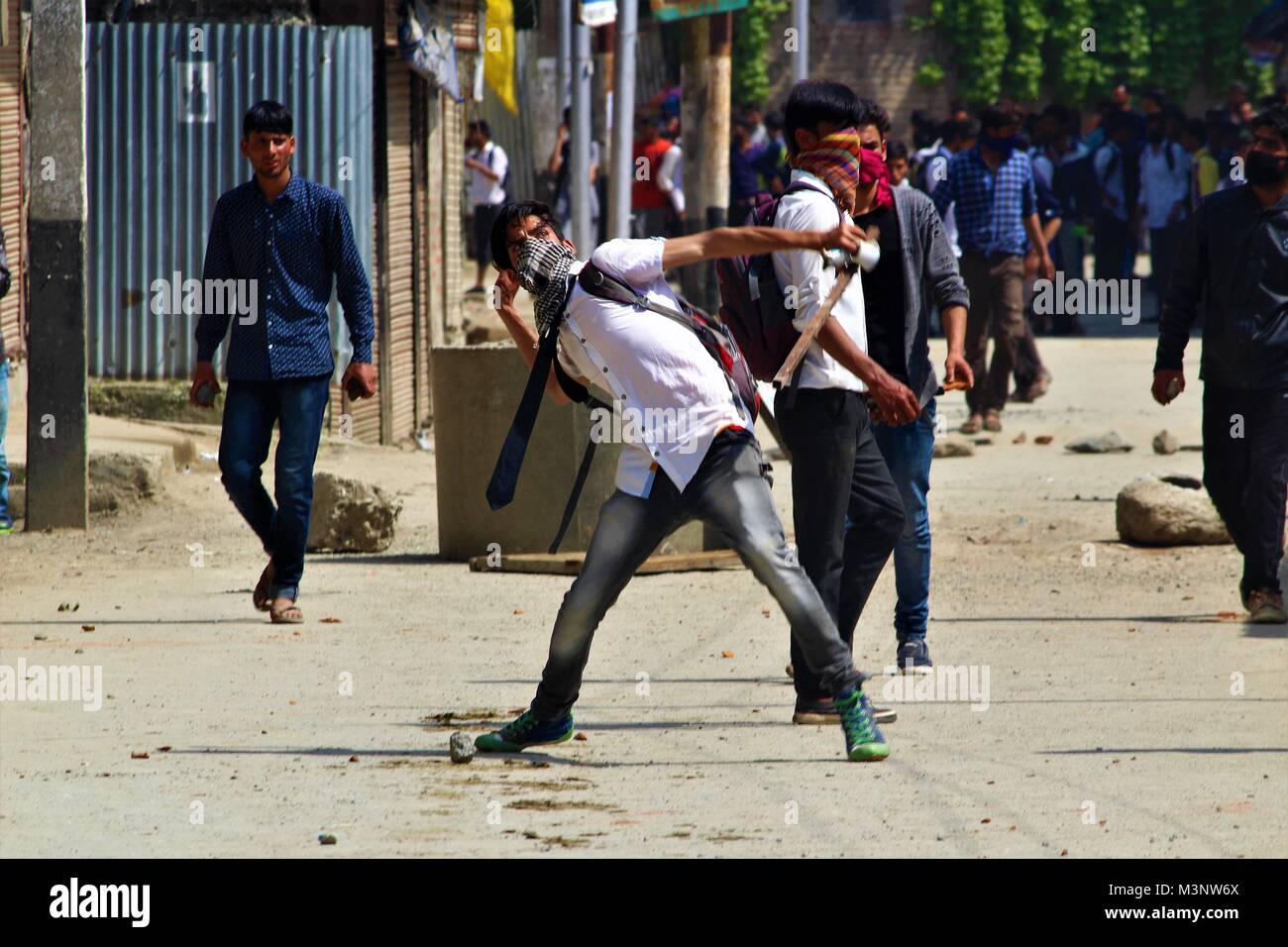 Kaschmir Studenten Protest von Stein bewerfen, Kaschmir, Indien, Asien Stockfoto