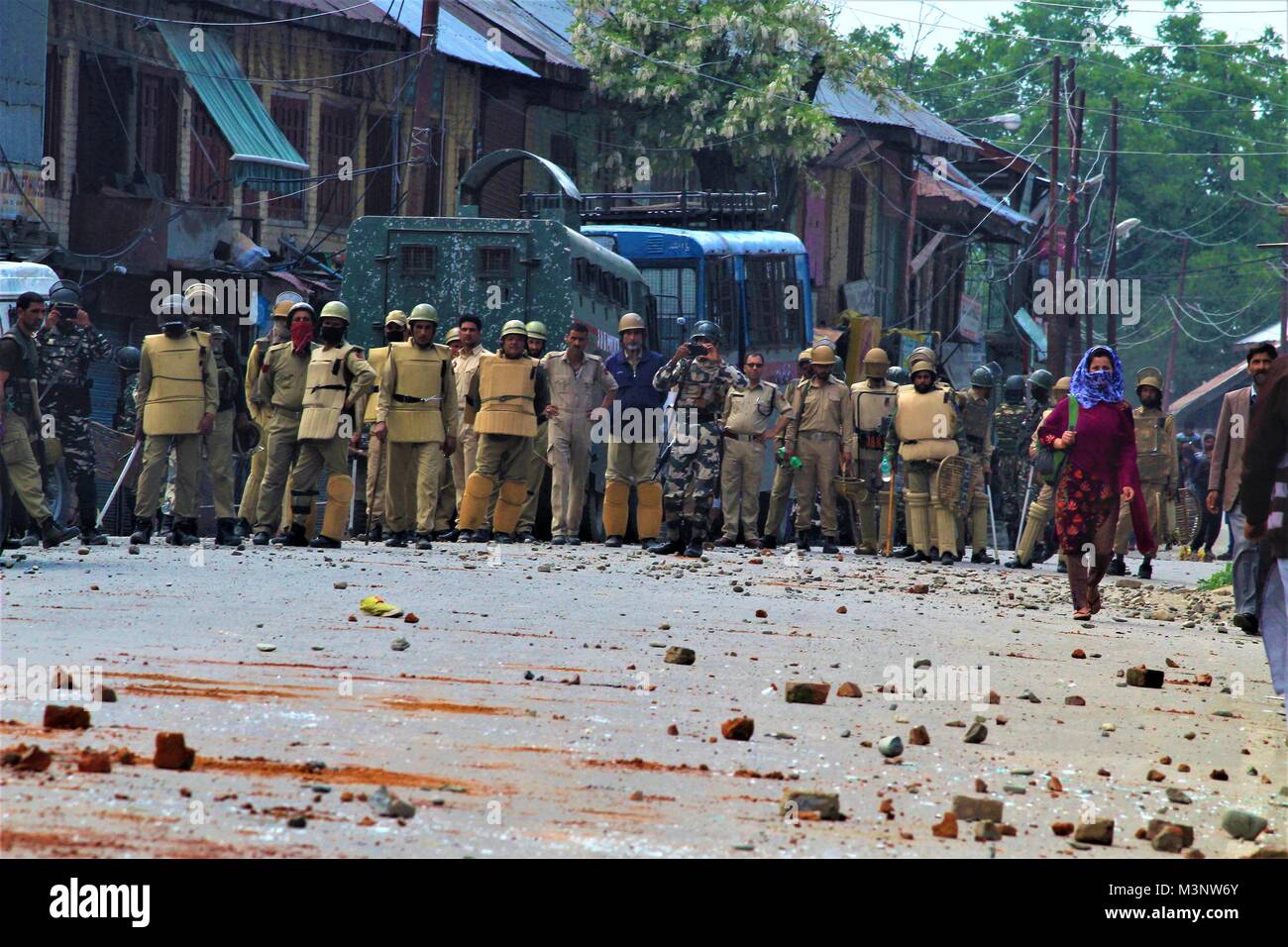 Polizisten Studenten protestieren in Kaschmir, Kaschmir, Indien, Asien zu steuern Stockfoto