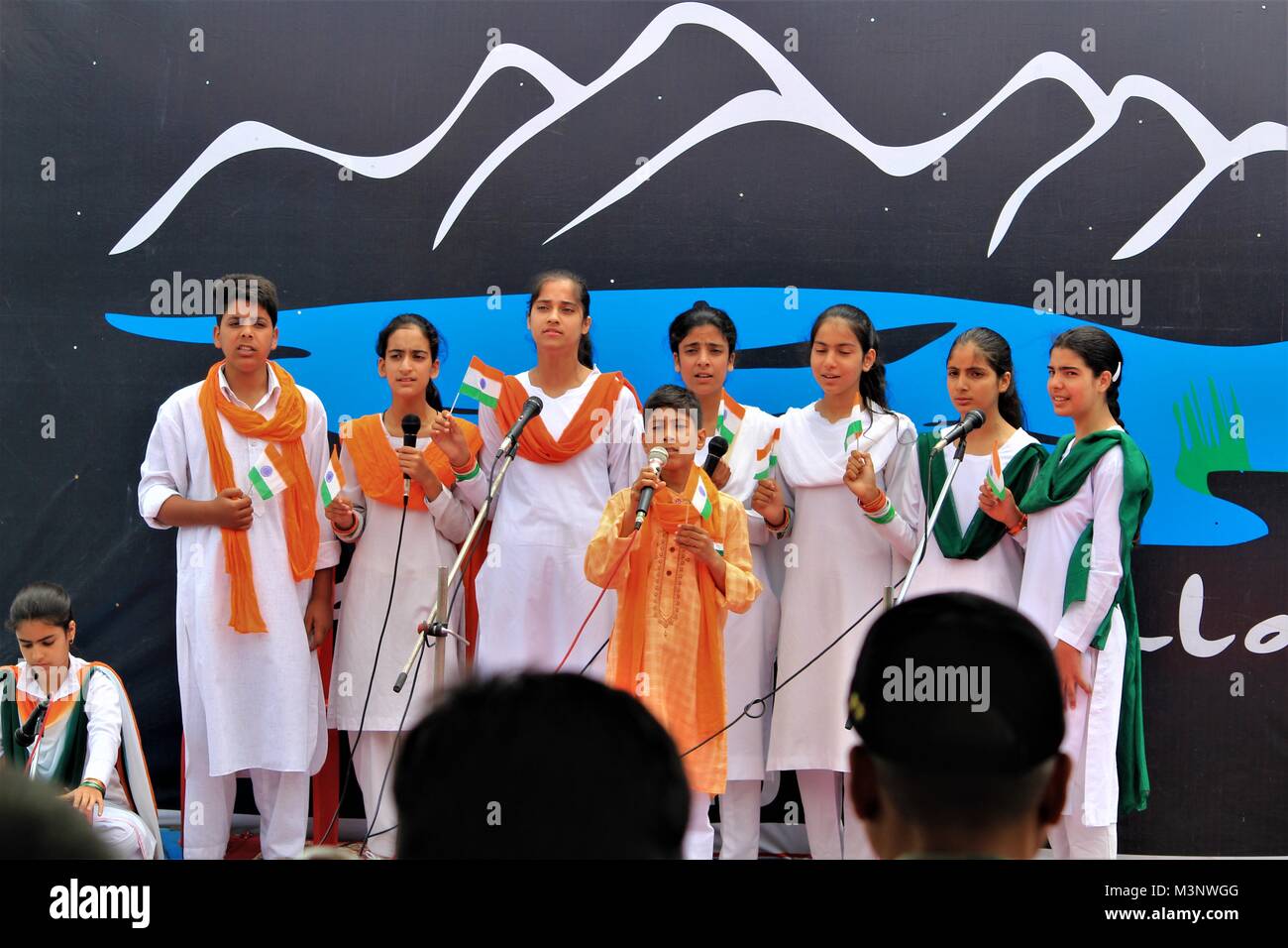 Schüler singen während der Armee holding Jashn e Wular Festival, Kaschmir, Indien, Asien Stockfoto