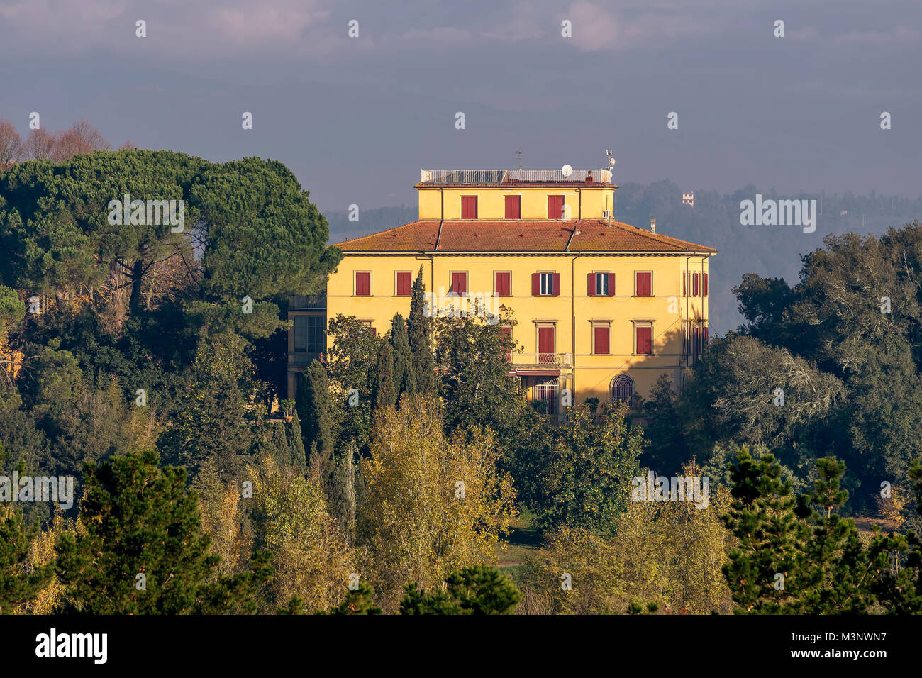 Wunderschönes, toskanisches Gutshaus von einem Park, Pisa, Toskana, Italien umgeben Stockfoto