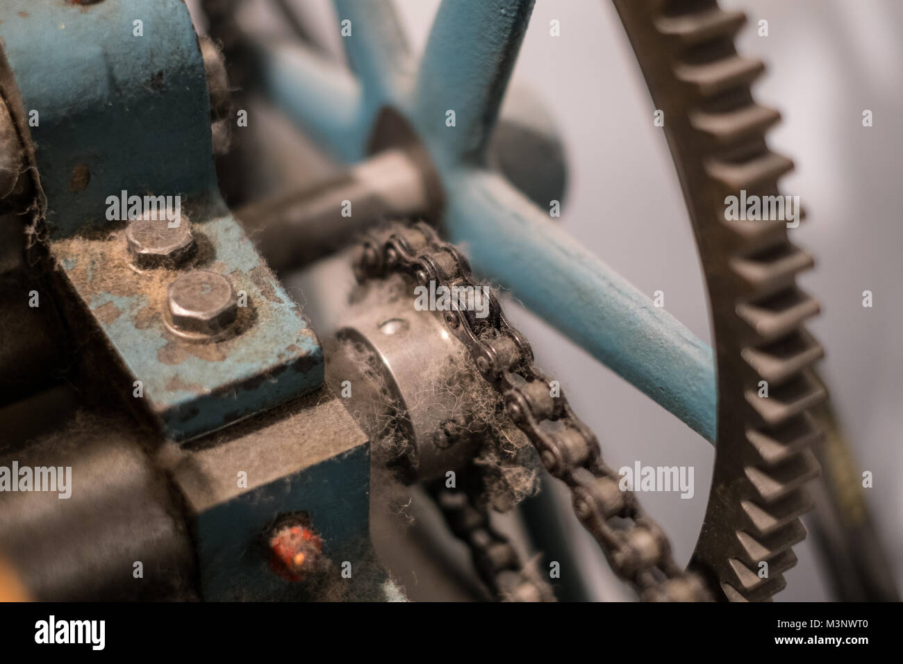 Metallische Zahnräder, Nahaufnahme, der Vintage Maschine - staubigen alten Technologie - Stockfoto