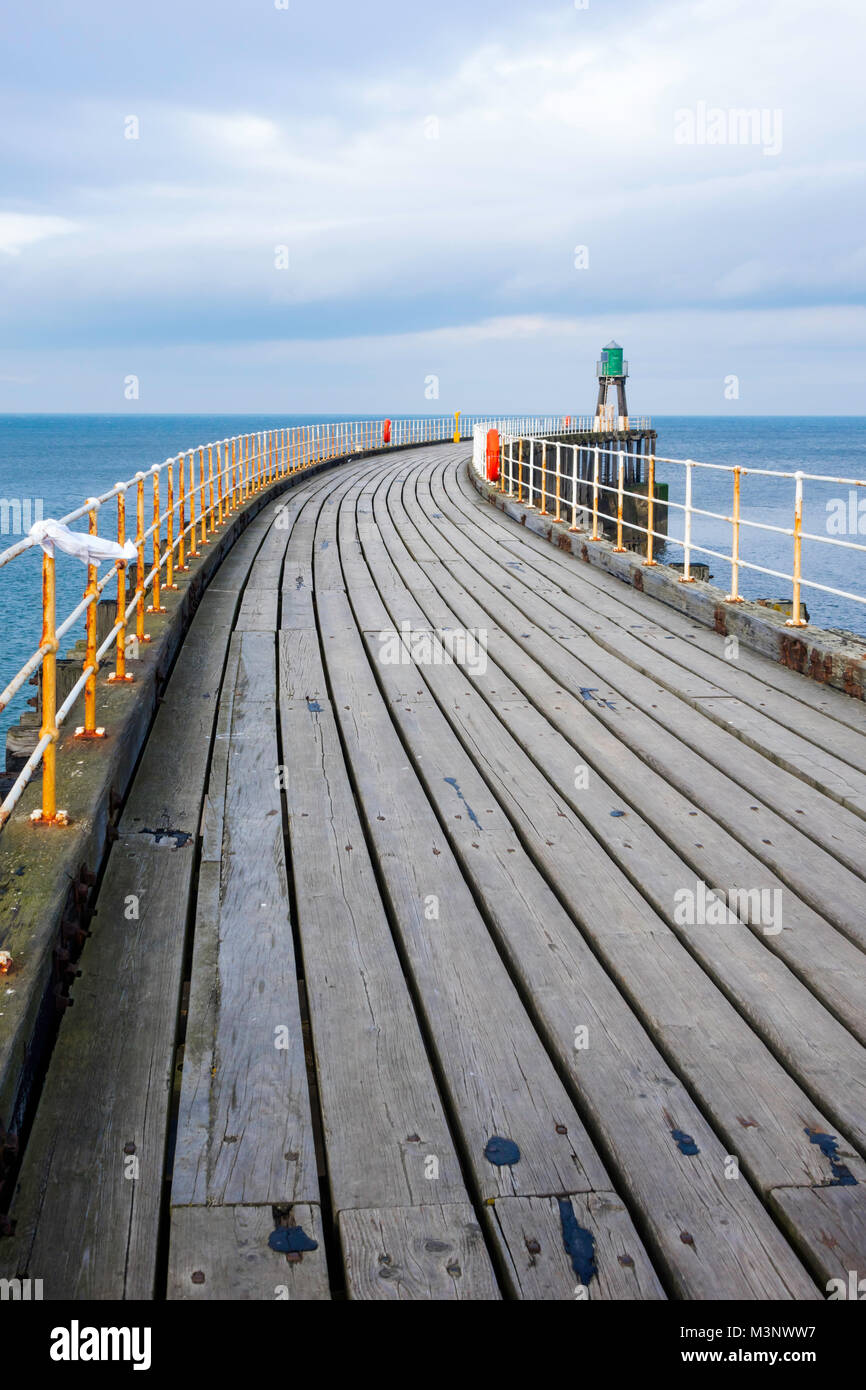 Einsame Whitby West Pier Nebenstelle an einem Wintertag Stockfoto