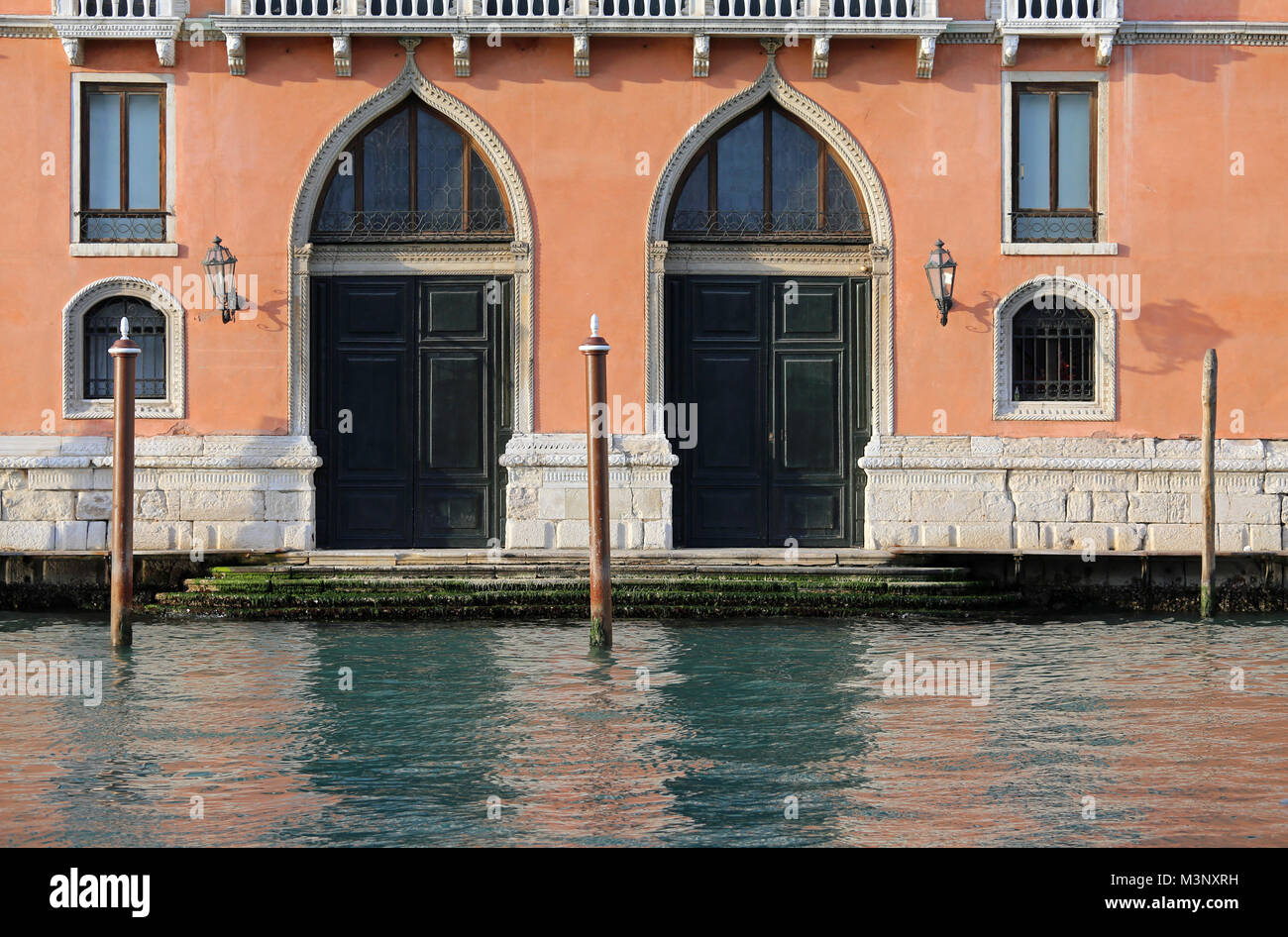 Tow Türen eines alten Palastes in Grand Canal in Venedig bei Ebbe Stockfoto