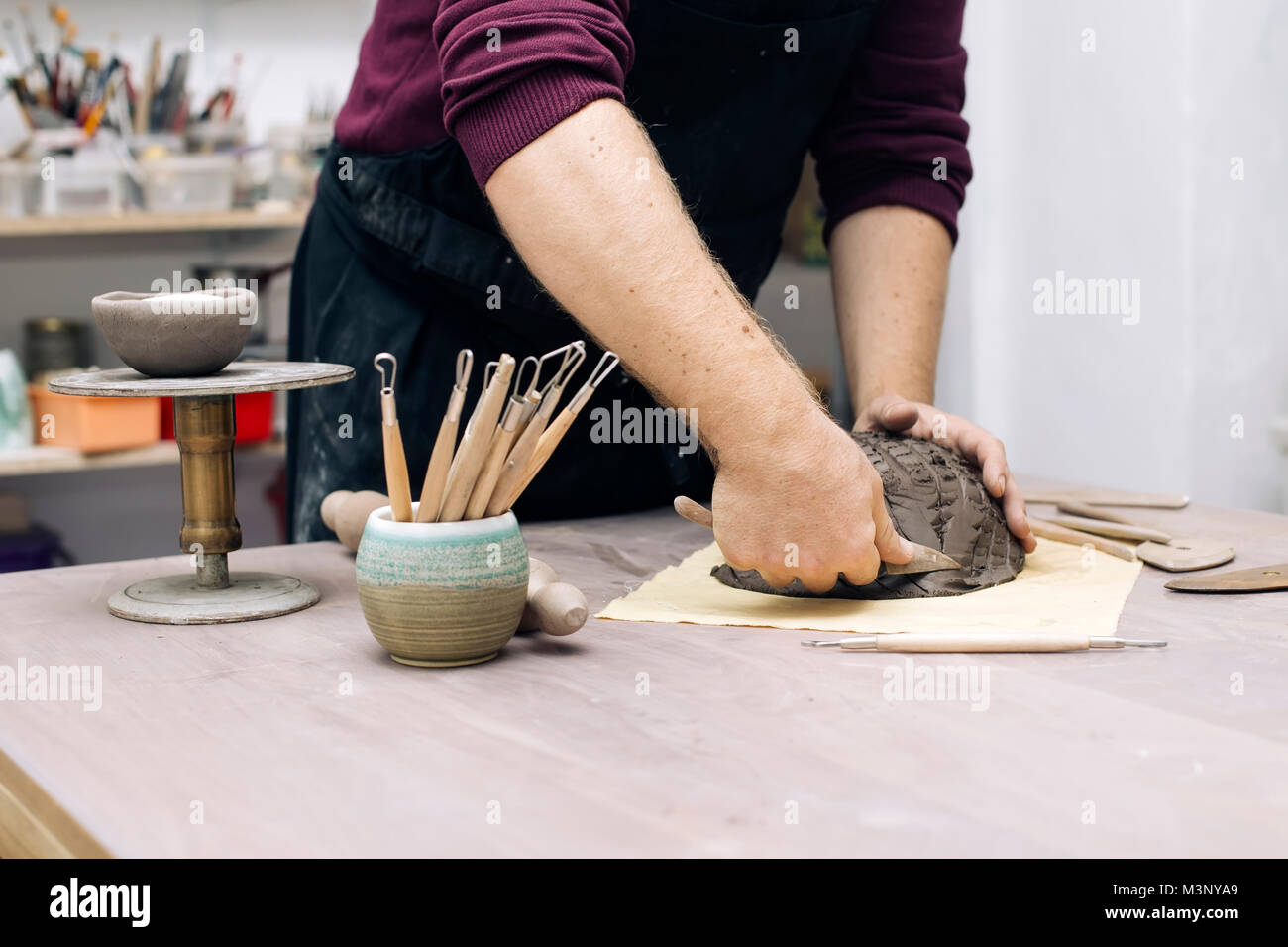 Cllose bis auf qualifizierte Meister Vorbereitung Ton Werkstücke für neue Kreationen Stockfoto