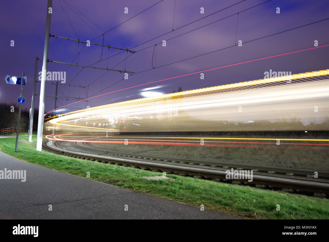 Eine leichte Spur Aufnahme eines Edinburgh Tram zwischen den Haltestellen der Balgreen und Saughton in Edinburgh, Schottland, Großbritannien Stockfoto