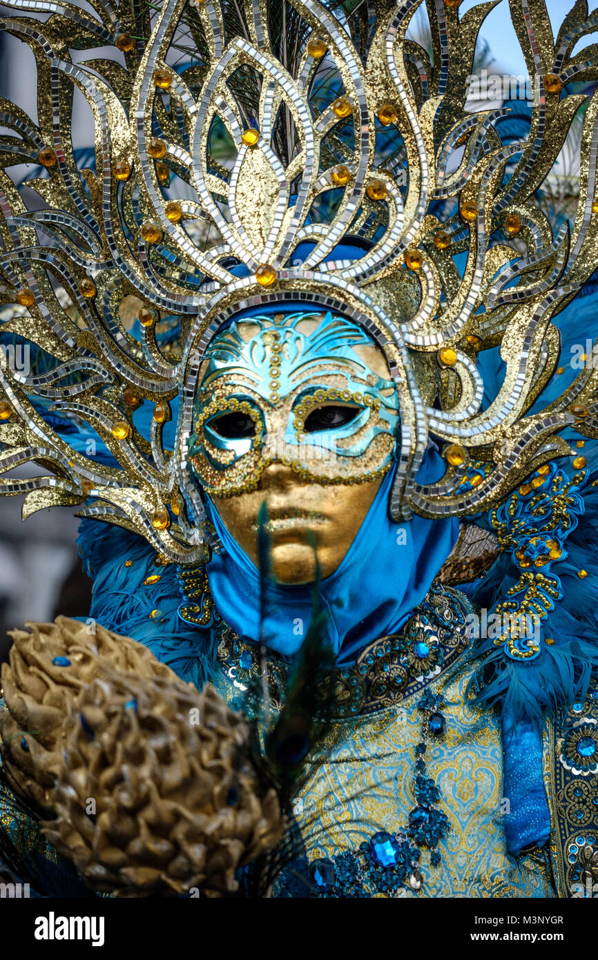 Mann im Kostüm für den Karneval von Venedig 2018. Piazza San Marco, Venedig, Italien. Februar 4, 2018. Stockfoto