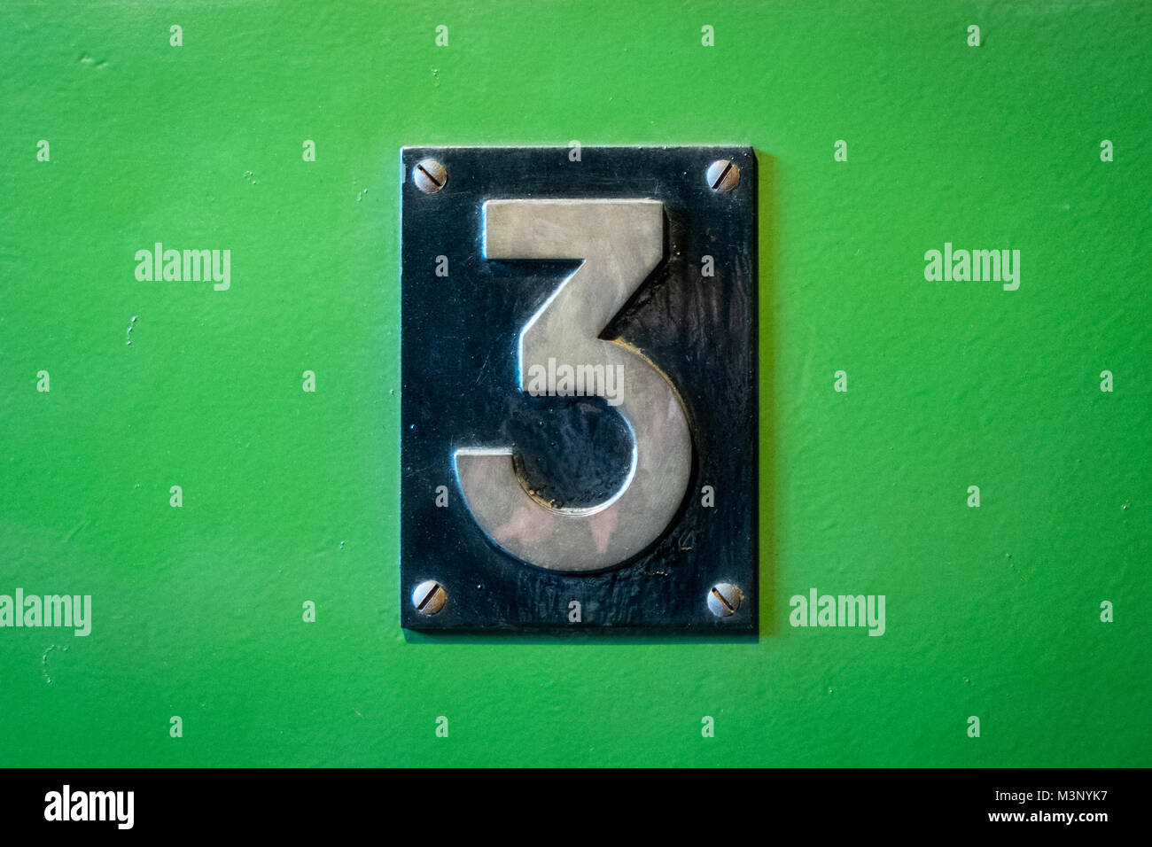 Nummer 3 Sign-Nummer drei Metall Schild auf grünem Hintergrund - Stockfoto