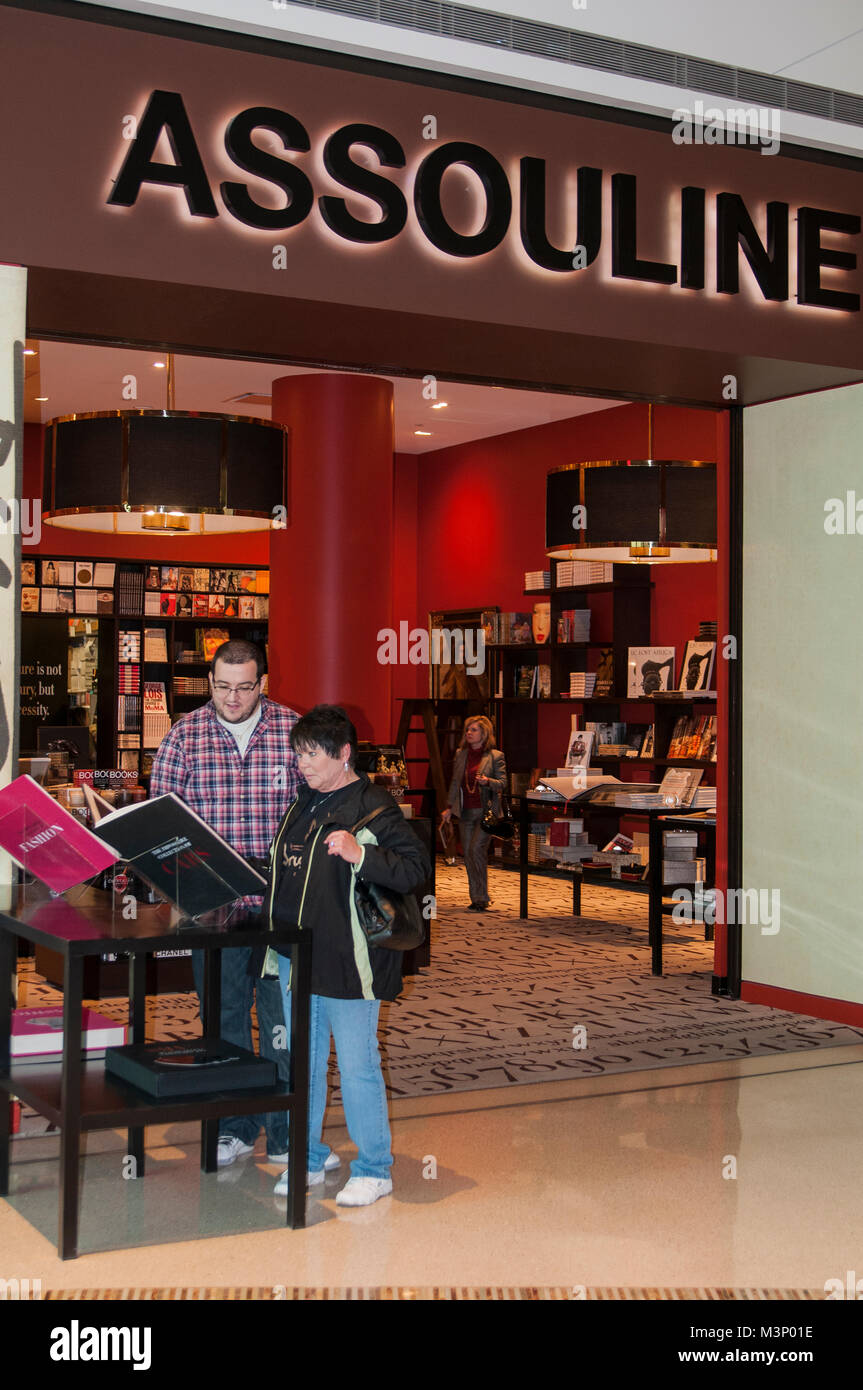 Las Vegas, Nevada. Kunden die Assouline luxus Buchhandlung Anzeige in der Kristalle im City Center Shopping Mall. Stockfoto