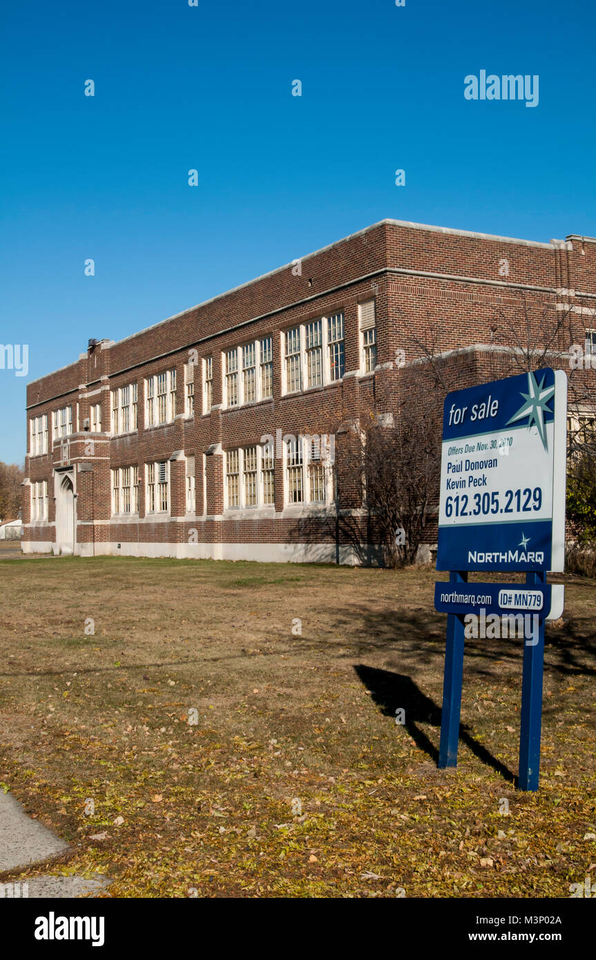 Minneapolis, Minnesota. Howe Grundschule geschlossen wegen schwindender Studentenzahlen in der Nachbarschaft. Das Gebäude der Schule steht jetzt zum Verkauf. Stockfoto