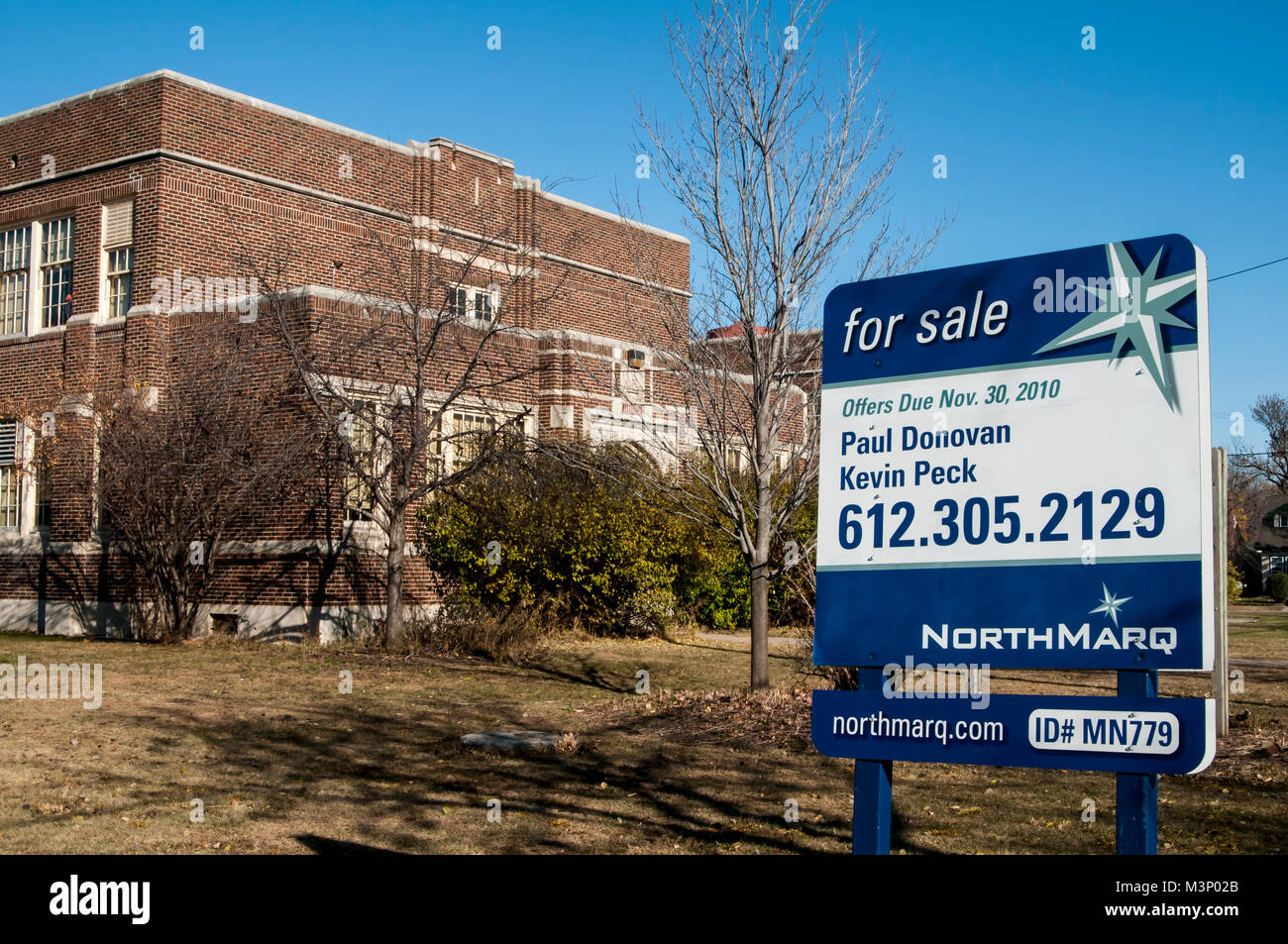 Minneapolis, Minnesota. Howe Grundschule geschlossen wegen schwindender Studentenzahlen in der Nachbarschaft. Das Gebäude der Schule steht jetzt zum Verkauf. Stockfoto