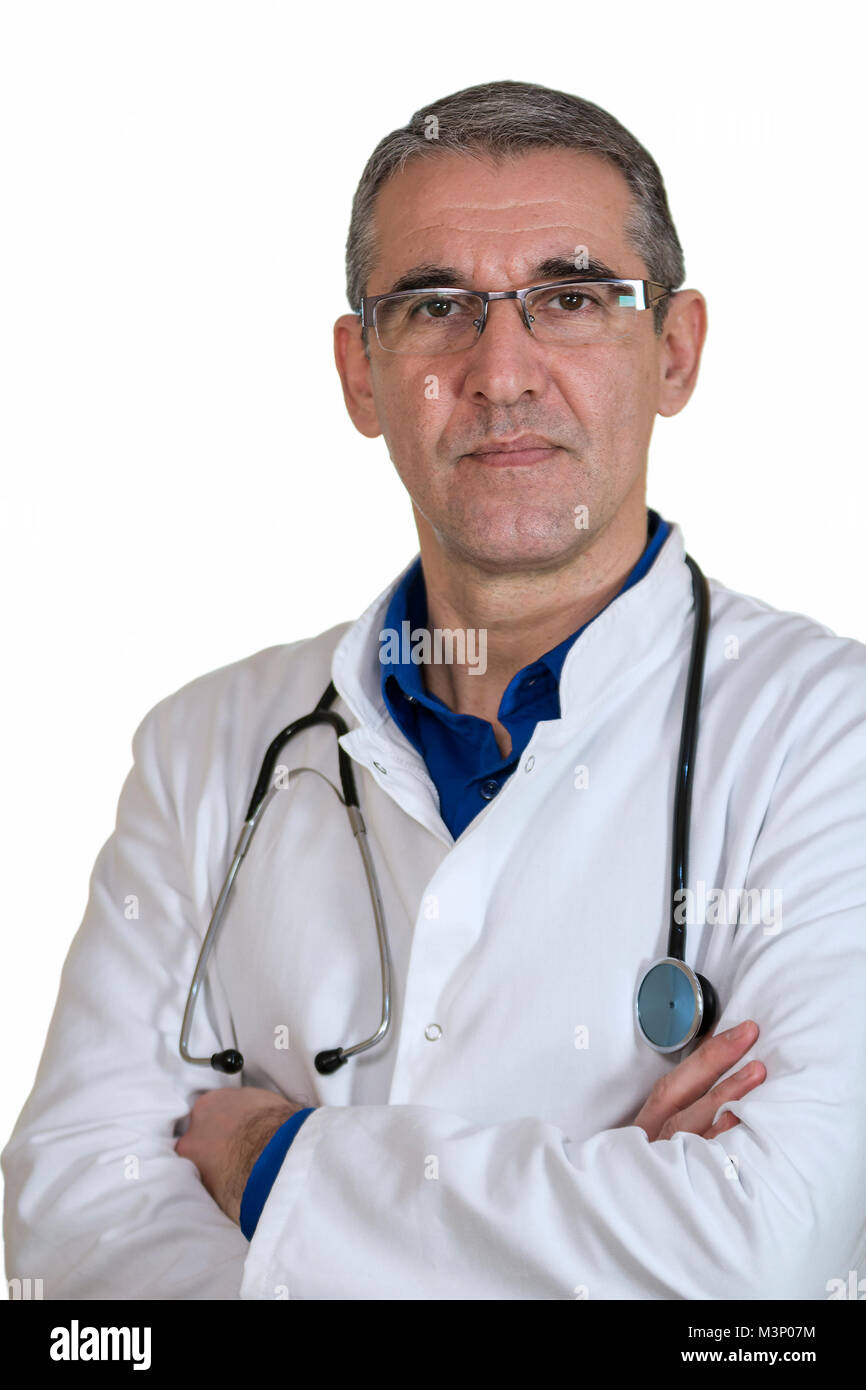 Im mittleren Alter Doktor mit Stethoskop auf weißen Hintergrund. Portrait von zuversichtlich Arzt mit Stethoskop suchen glücklich. Stockfoto