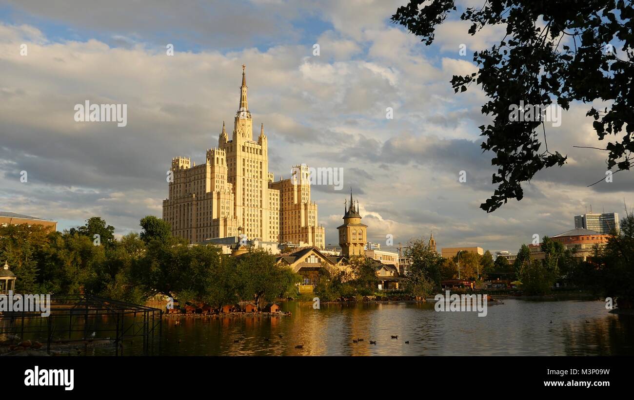 Kudrinskaya quadratisches Gebäude ist eines von sieben stalinistischen Wolkenkratzer. Vor dem Hintergrund der See. Abend. Stockfoto
