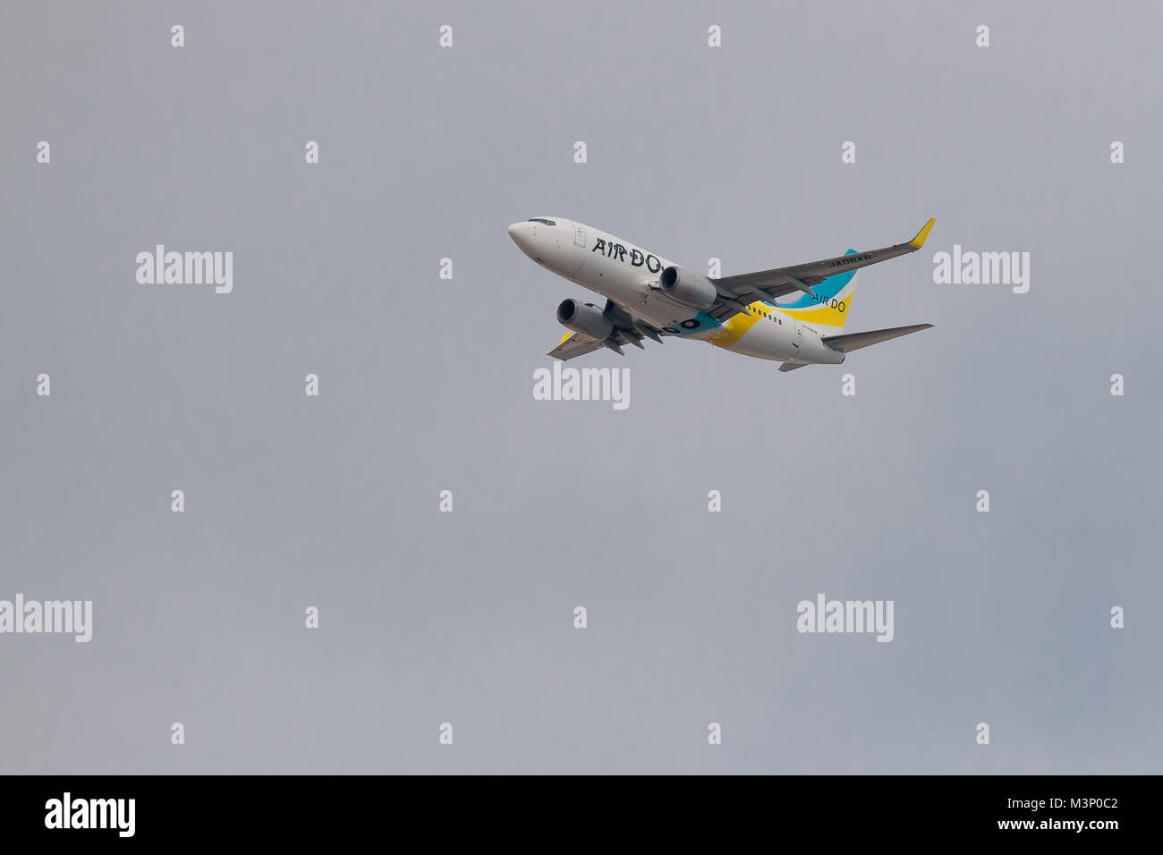 Eine Boeing 737 mit Billigfluggesellschaft, Air Do Flying. Japan. Stockfoto