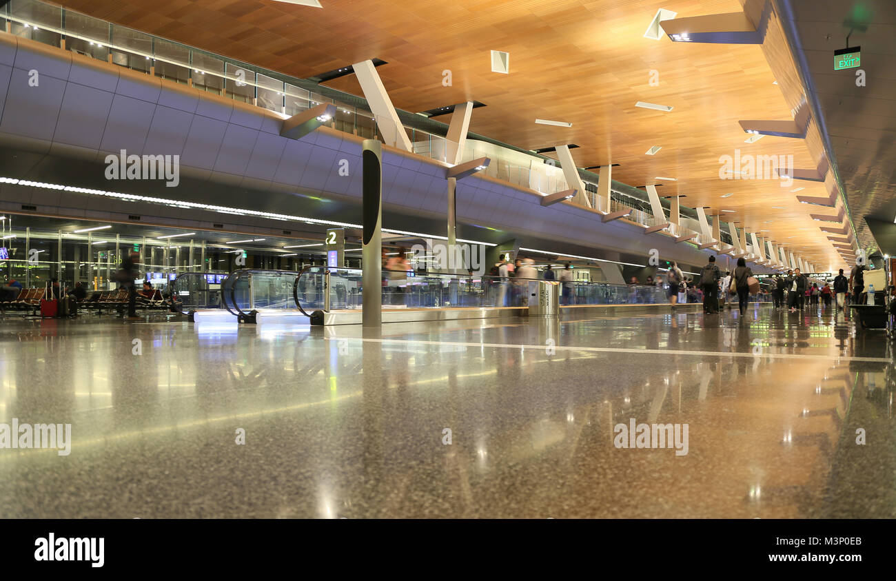 DOHA, Katar, - Oktober 12, 2016: Terminal Flughafen mit Passagieren mit Taschen. Stockfoto