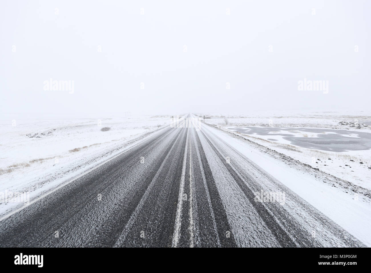 Snowy gefährliche Straße in einem einsamen Landschaft Landschaft Stockfoto