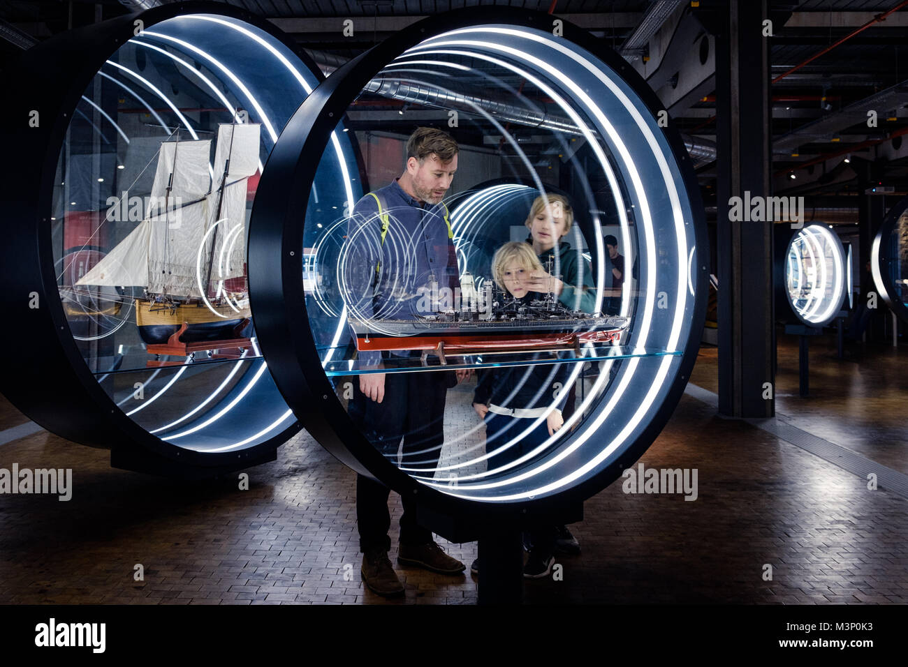 Berlin, Deutschland - Februar 2018: Besucher der Deutschen Technik Museum (Deutsches Technikmuseum) auf Schiff Modell in der Ausstellung. Stockfoto