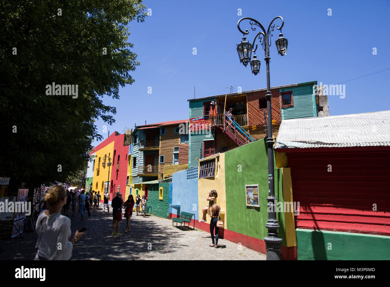 Unindentified Leute an Caminito Straße in La Boca, Buenos Aires, Argentinien. Stockfoto