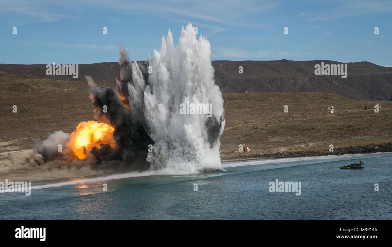 Ein U.S. Marine Corps amphibisches Fahrzeug mit 1 Combat Engineer Battalion, 1st Marine Division, Brände eine Mine clearing Line kostenlos während eines simulierten amphibischen Verletzung zur Unterstützung der Übung Stahl Ritter 2018 auf der Insel San Clemente, Calif., Dez. 9, 2017. Stahl Ritter ist ein 1St Marine Division led-Übung die Marinesoldaten und Matrosen in einer realistischen Umgebung die Entwicklung von notwendigen Fähigkeiten setzt eine voll funktionsfähige Marine Air Ground Task Force zu betreiben. (U.S. Marine Corps Foto von LCpl. Rhita Daniel) Mine-Clearing Line kostenlos macht den Weg frei für amphibische Operationen durch # FIRMA PACOM Stockfoto