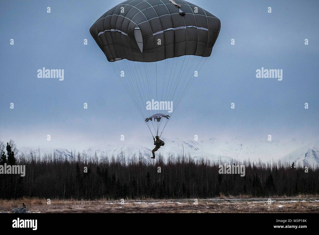 Fallschirmjäger des 4 Infantry Brigade Combat Team (Airborne) 25 Infanterie Division Verhalten airborne Training Operations bei Joint Base Elmendorf-Richardson, Alaska, 14. Dezember 2017. Soldaten verhalten Airborne Ausbildungsmaßnahmen an Bord Joint Base Elmendorf-Richardson durch # FIRMA PACOM Stockfoto