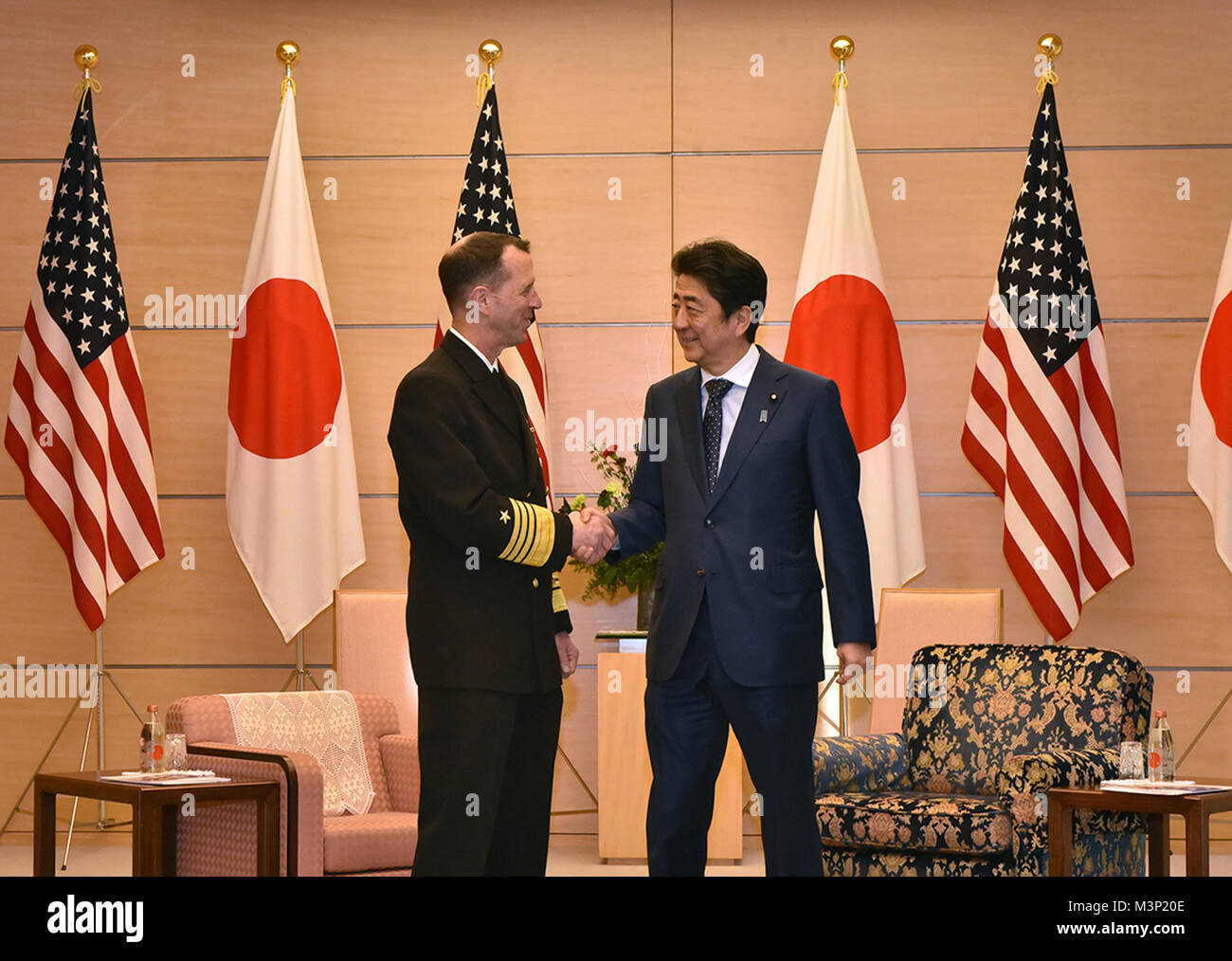 171218-N-ES 994-100 TOKYO (31. 18, 2017) Leiter der Naval Operations (CNO) Adm. John Richardson, links, mit dem japanischen Premierminister Shinzo Abe, Montag, in Tokio zusammen, um die militärische Allianz zwischen den Vereinigten Staaten und Japan zu stärken. Richardson stichfeste bekräftigt das Engagement der US-Navy zur Vertiefung der Zusammenarbeit mit dem Japanischen maritimen Verteidigung-kraft (JMSDF) und neue Möglichkeiten für kombinierte Operationen diskutiert. Die US-Marine und der JMSDF routinemäßig maritime Übungen kombiniert und gemeinsam den Frieden und die Sicherheit in der Indo-Asia zu fördern - Pazifik Region. ( Stockfoto