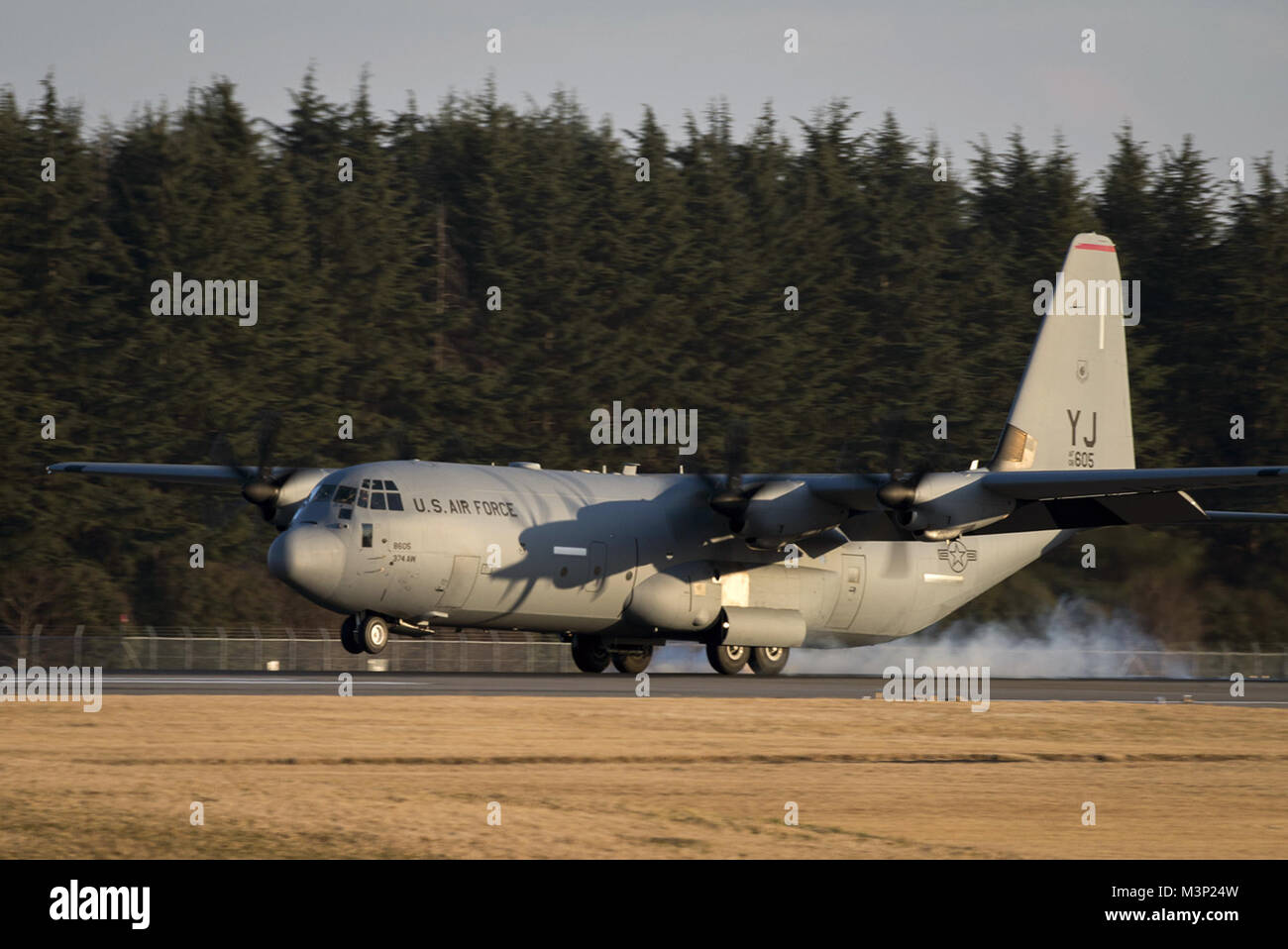 Yokota erhält 9 C-130J von Air Mobility Command # FIRMA PACOM Stockfoto