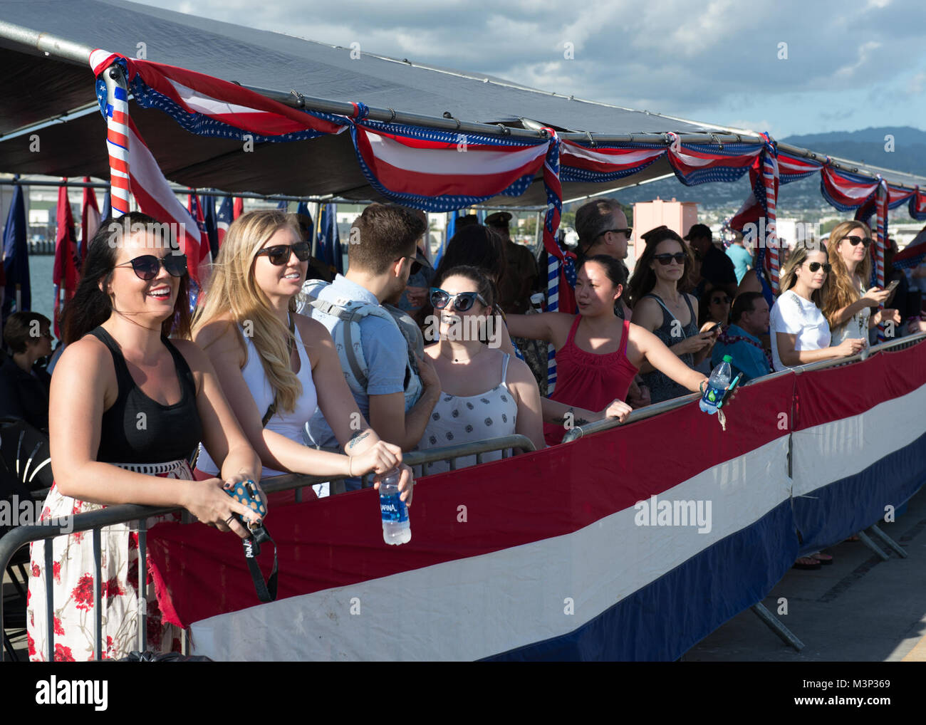 180126-ND 356-0081 Pearl Harbor (Jan. 26, 2018) - Familie und Freunde der Seeleute der USS Missouri (SSN780) warten auf Ihre Ankunft in ihre neue Heimat Hafen in Pearl Harbor. USS Missouri (SSN780) kommt in Pearl Harbor für ein Haus port Ändern von Groton, Connecticut. (U.S. Marine Foto von Mass Communication Specialist 3. Klasse Jessica O. Blackwell/Freigegeben) 180126-N-ND 356-0081 39887773352 o Stockfoto