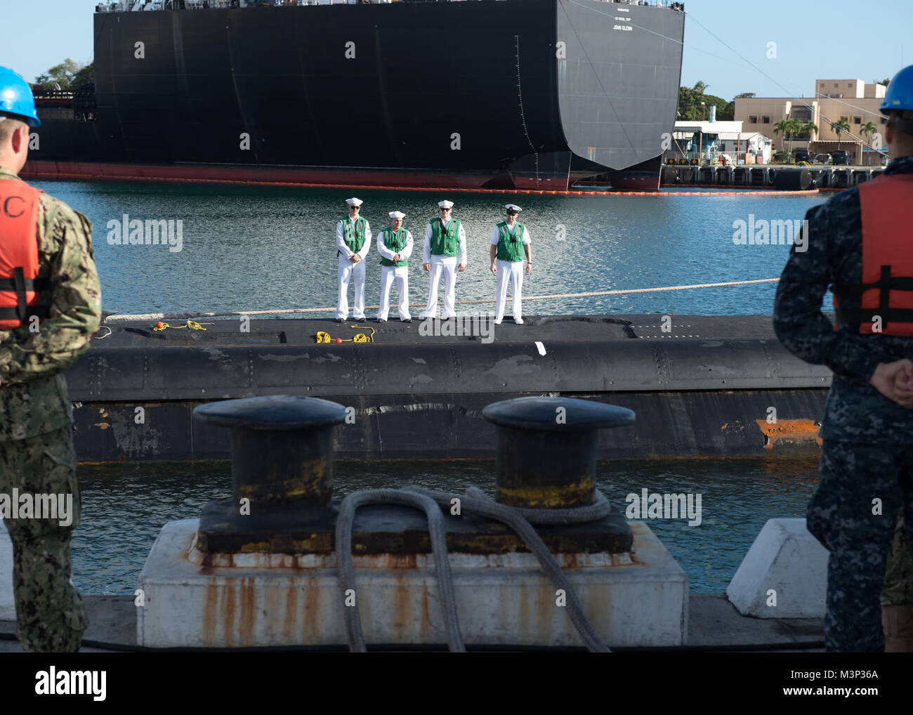 180126-ND 356-0085 Pearl Harbor (Jan. 26, 2018) - Matrosen der USS Missouri (SSN780) vorbereiten, in ihre neue Heimat in Pearl Harbor zu ziehen. USS Missouri (SSN780) kommt in Pearl Harbor für ein Haus port Ändern von Groton, Connecticut. (U.S. Marine Foto von Mass Communication Specialist 3. Klasse Jessica O. Blackwell/Freigegeben) 180126-N-ND 356-0085 39209833454 o Stockfoto