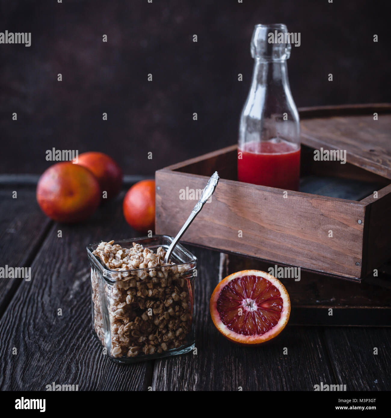 Nahaufnahme Blick auf Müsli und frischen Granatapfel Obst auf hölzernen Tischplatte Stockfoto