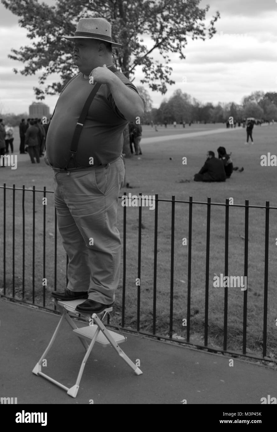 Schwarz & Weiß Fotografie, ein Mann stand auf einem Podium bei Speakers Corner, Hyde Park, London, England, UK. Credit: London Snapper Stockfoto