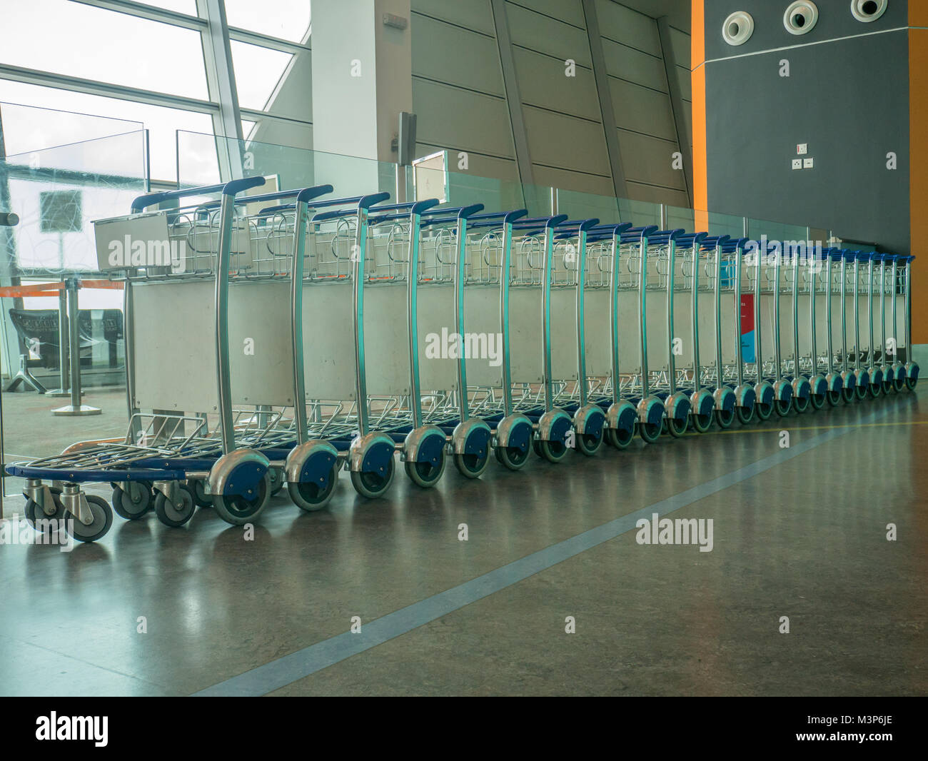 Flughafen Gepäckwagen oder Gepäckwagen, Trolley Gepäck Warenkorb Stockfoto