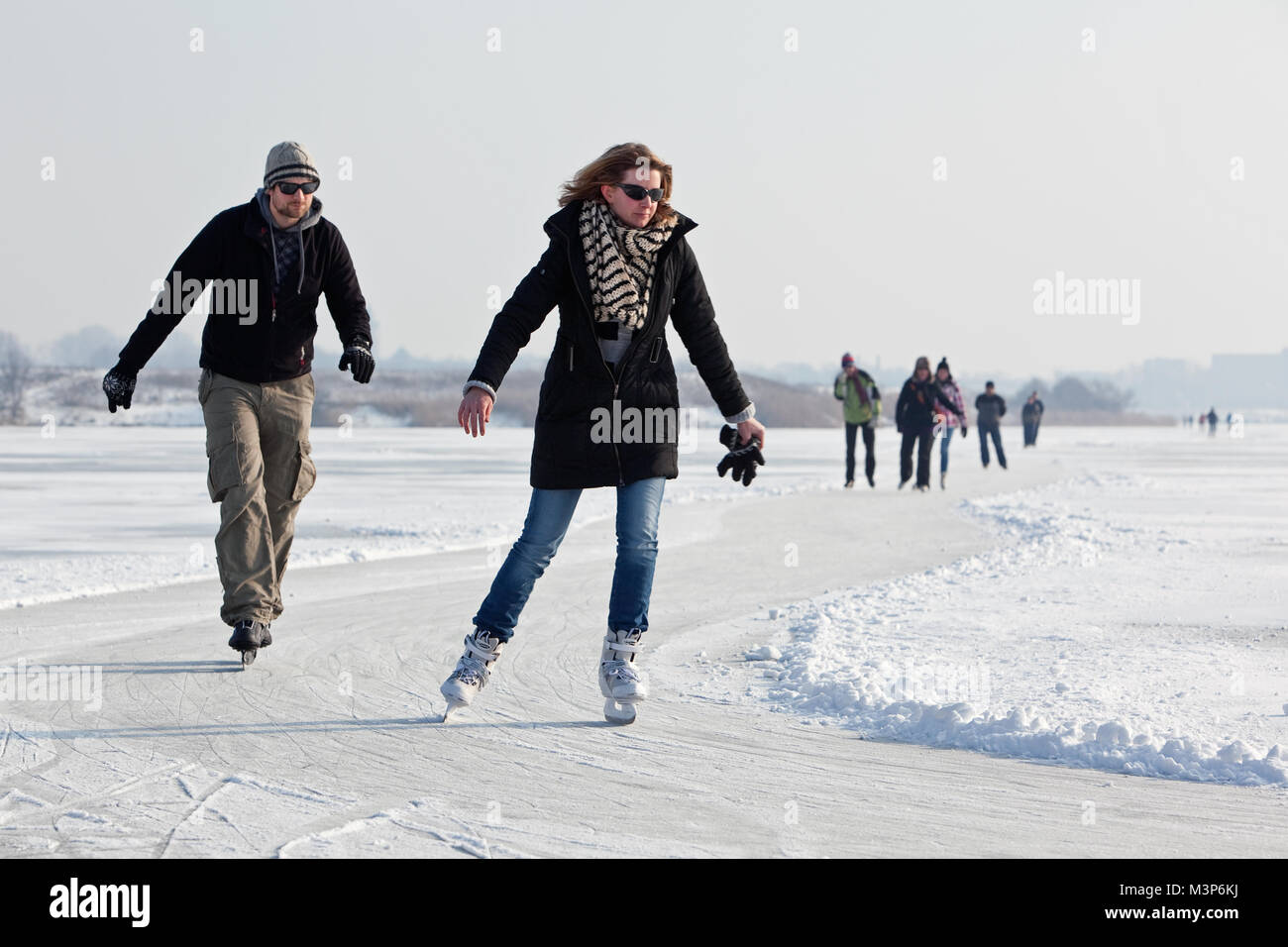 Eislaufen auf den Kanälen in die Landschaft aus den Niederlanden Stockfoto