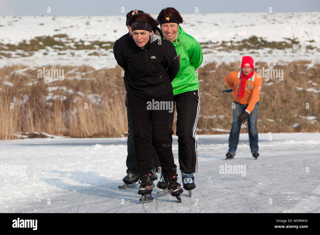 Eislaufen auf den Kanälen in die Landschaft aus den Niederlanden Stockfoto