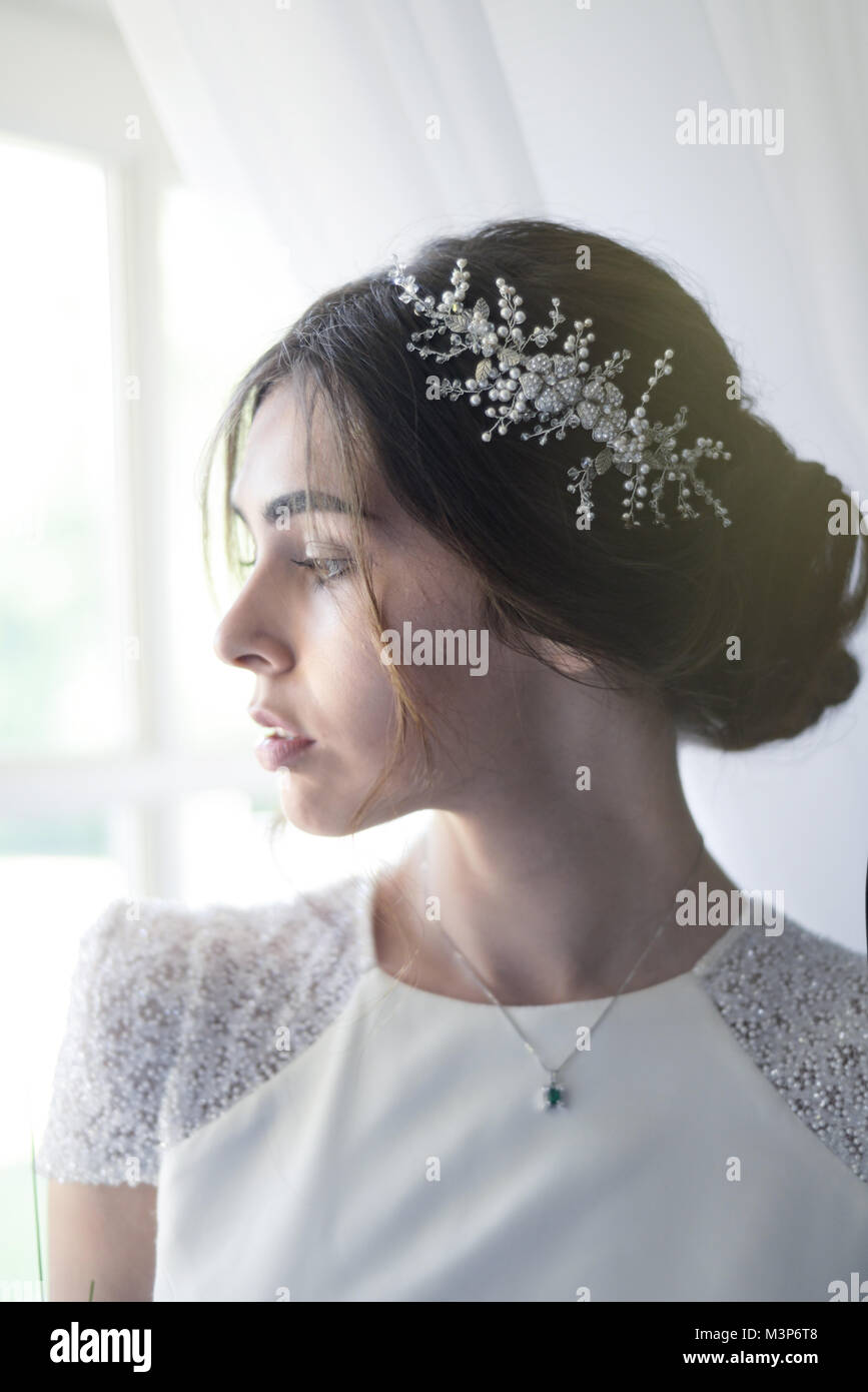 Eine schöne dunkelhaarige Braut tragen eine teure Hochzeit Kleid an einem sonnigen Tag - Hell Stockfoto