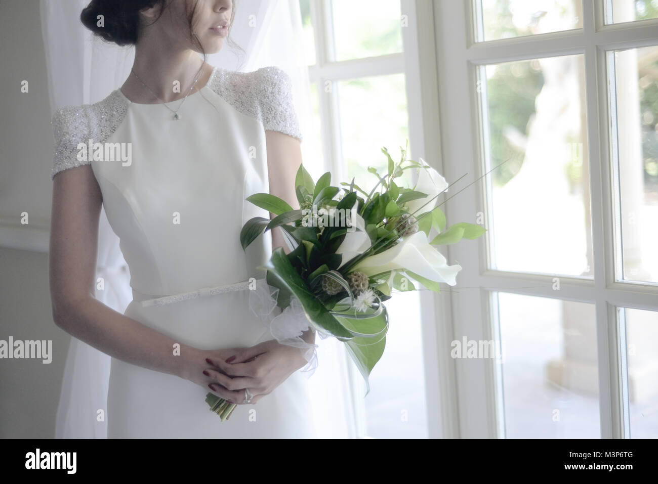 Eine schöne dunkelhaarige Braut tragen eine teure Hochzeit Kleid an einem sonnigen Tag - Hell Stockfoto