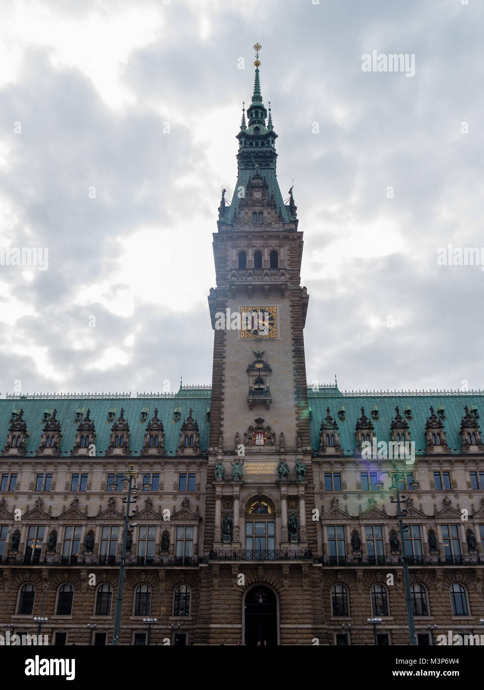 Turm des Rathauses in Hamburg bei Tageslicht mit Lens Flare. Stockfoto