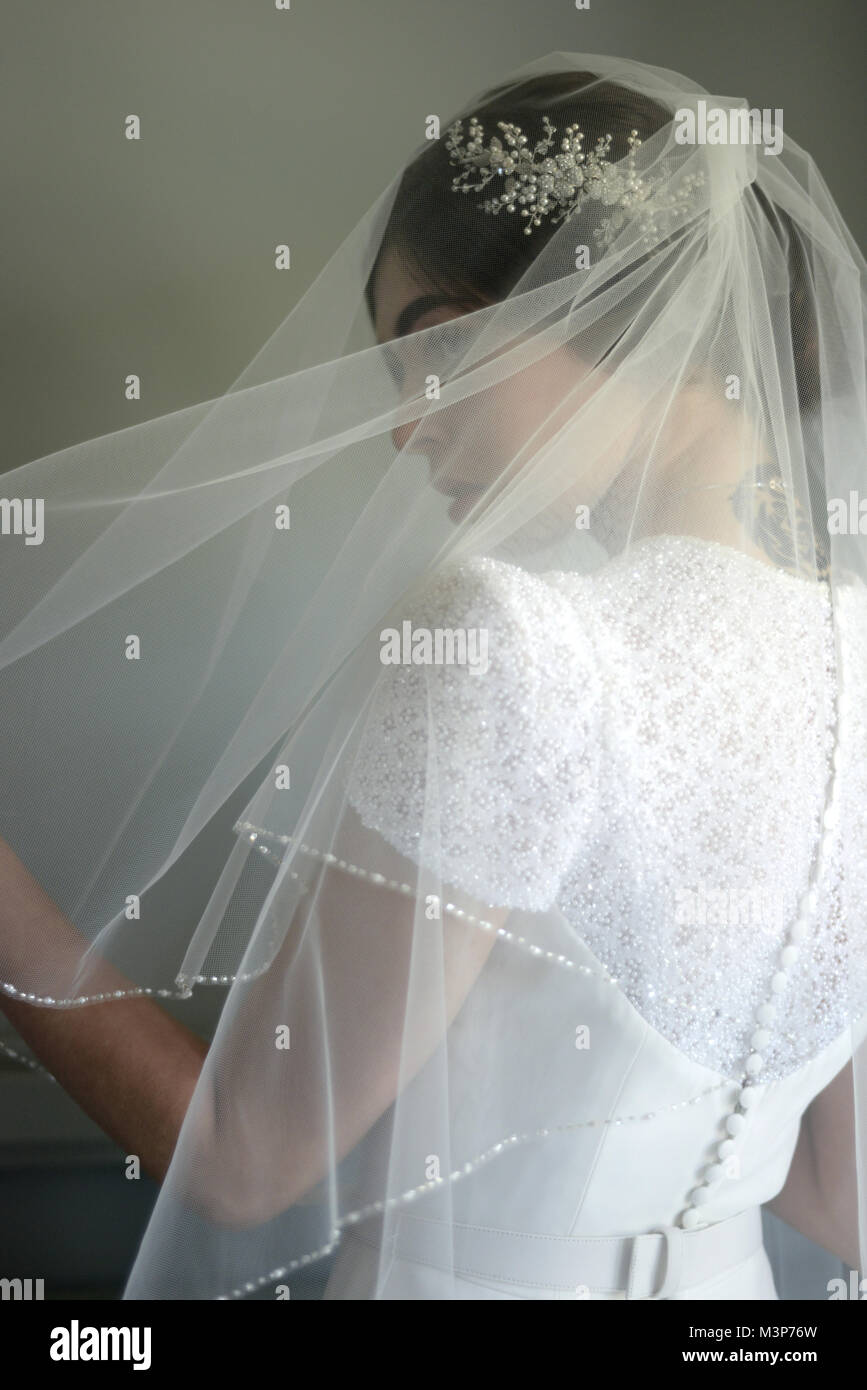 Eine schöne dunkelhaarige Braut tragen eine teure Hochzeit Kleid an einem sonnigen Tag - Hell Stockfoto