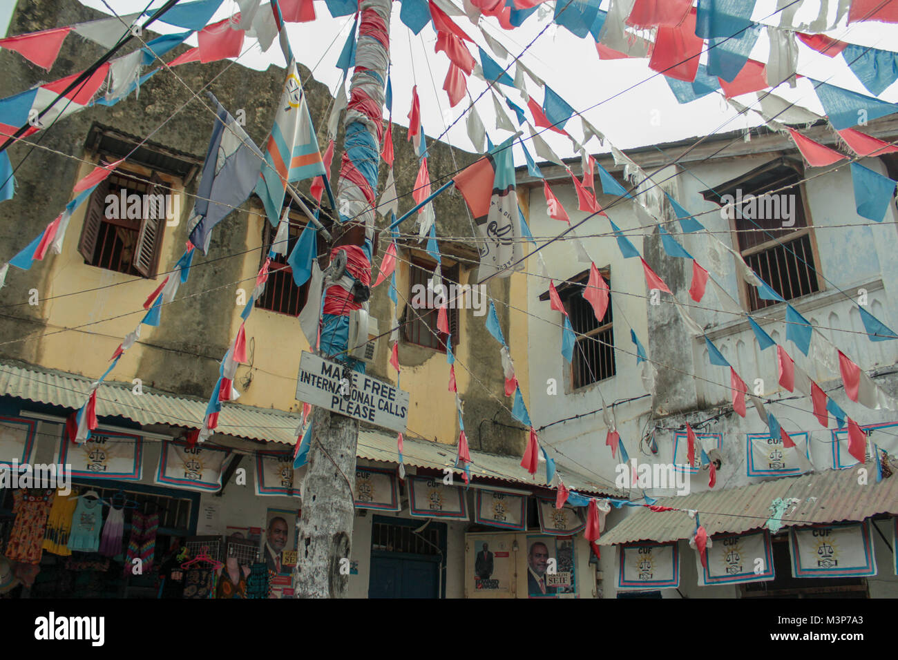Farbige bunting Flags decourating die engen Gassen von Stone Town, Sansibar Stockfoto