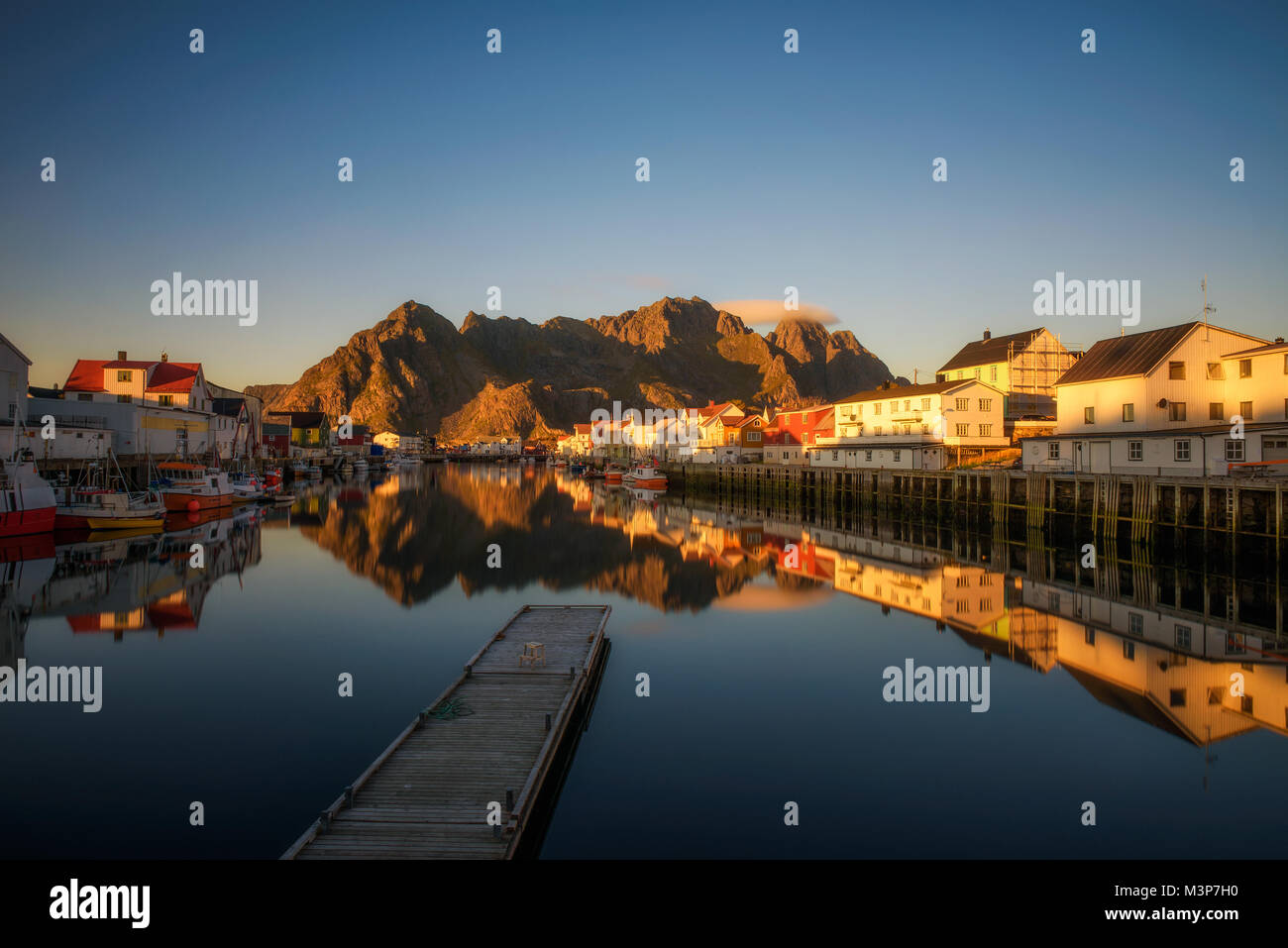 Sonnenuntergang am Henningsvær auf Lofoten Stockfoto