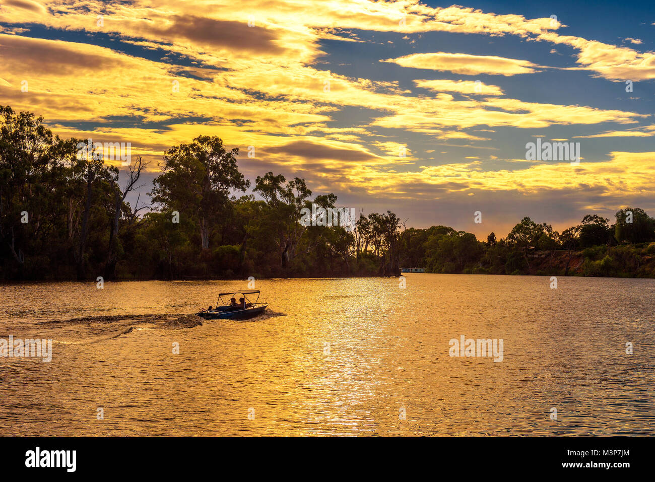 Sonnenuntergang über Murray River mit einem Boot in Mildura, Australien Stockfoto
