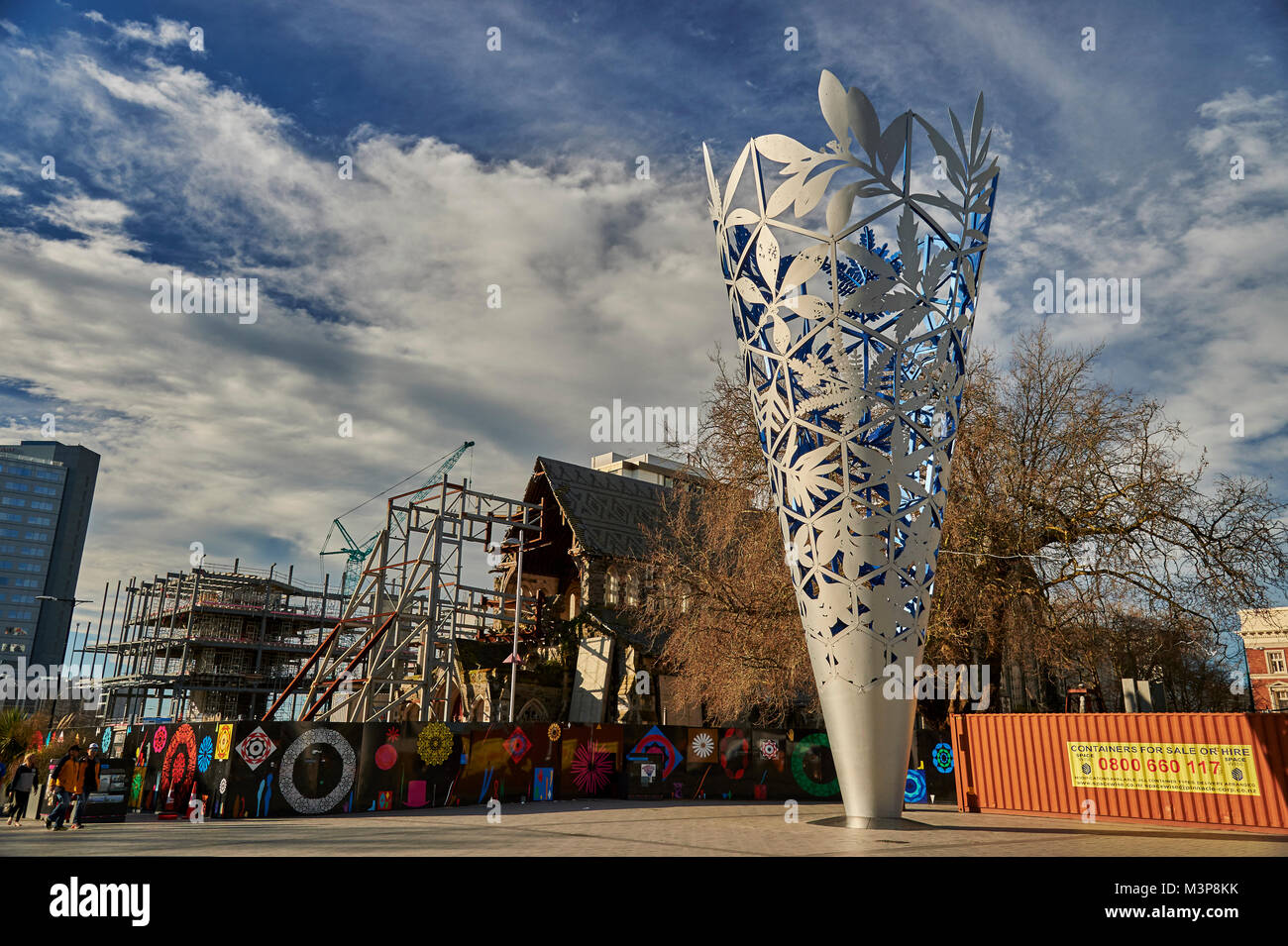 Chalice Skulptur mit Ruinen der Kathedrale von Christchurch, Christchurch, Canterbury, South Island, Neuseeland. Stockfoto