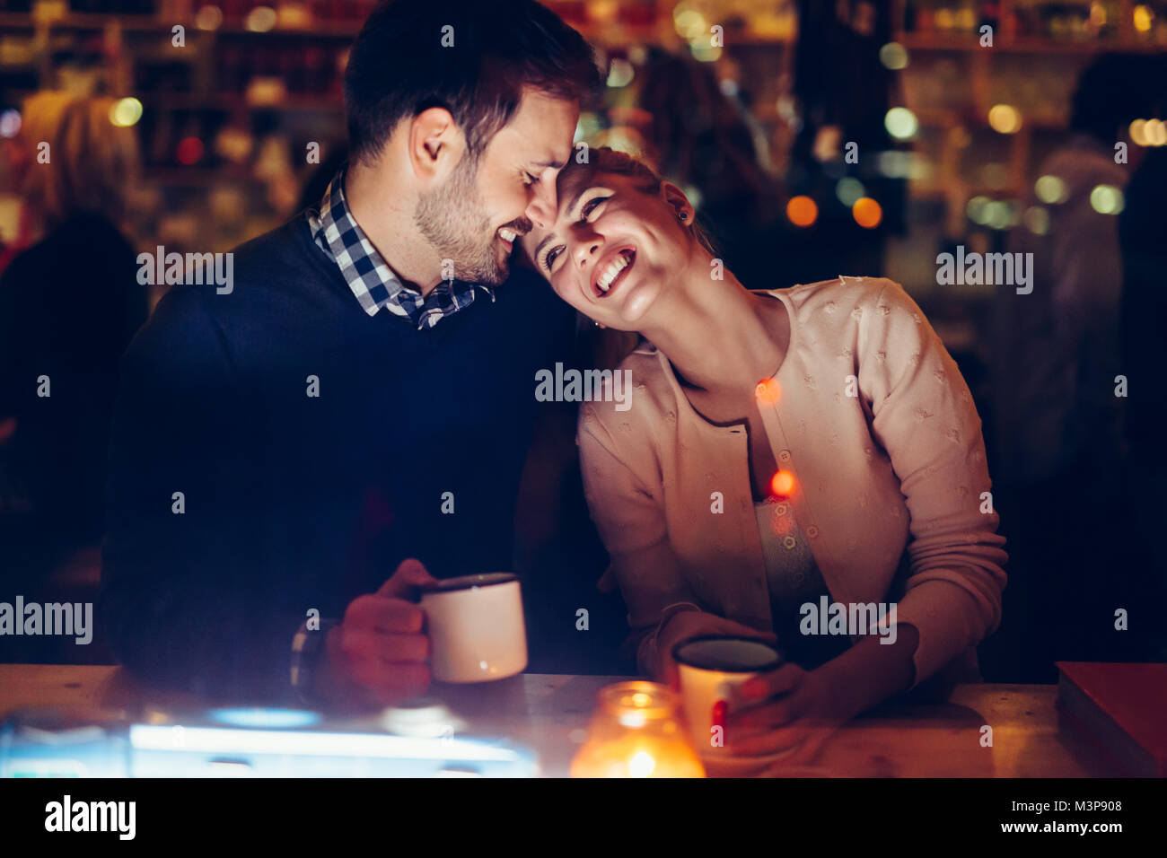 Romantisch zu zweit aus dem Pub in der Nacht Stockfoto