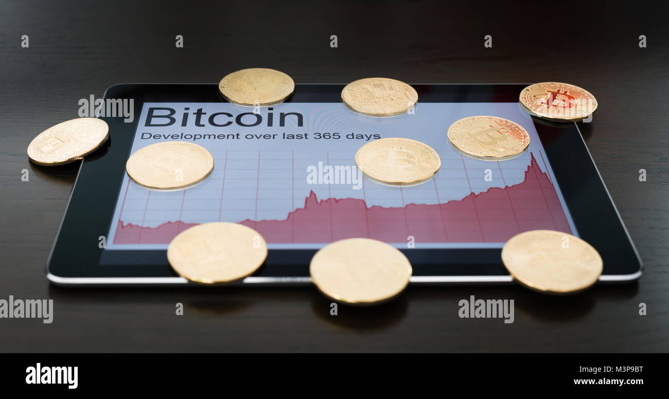 Bitcoins und steigender Chart auf digital Tablet Stockfoto