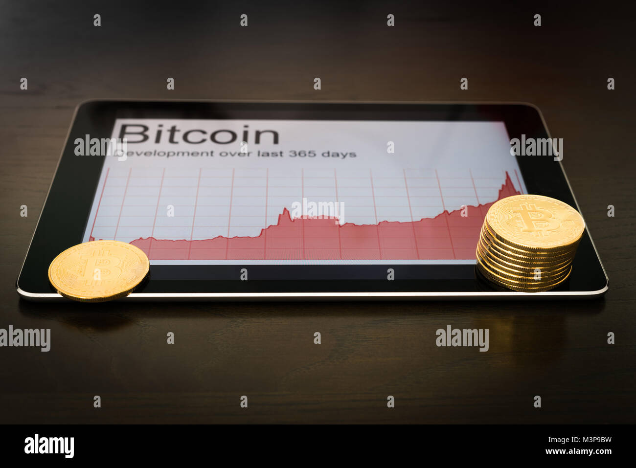 Bitcoins und steigender Chart auf digital Tablet Stockfoto